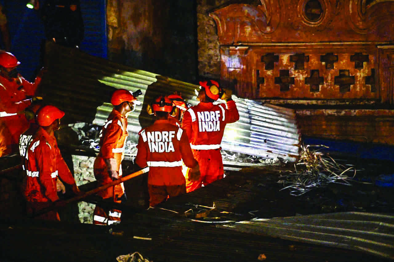 Building collapses in Kashmere Gate, 8 labourers rescued so far Building collapses in Kashmere Gate, 8 labourers rescued so far