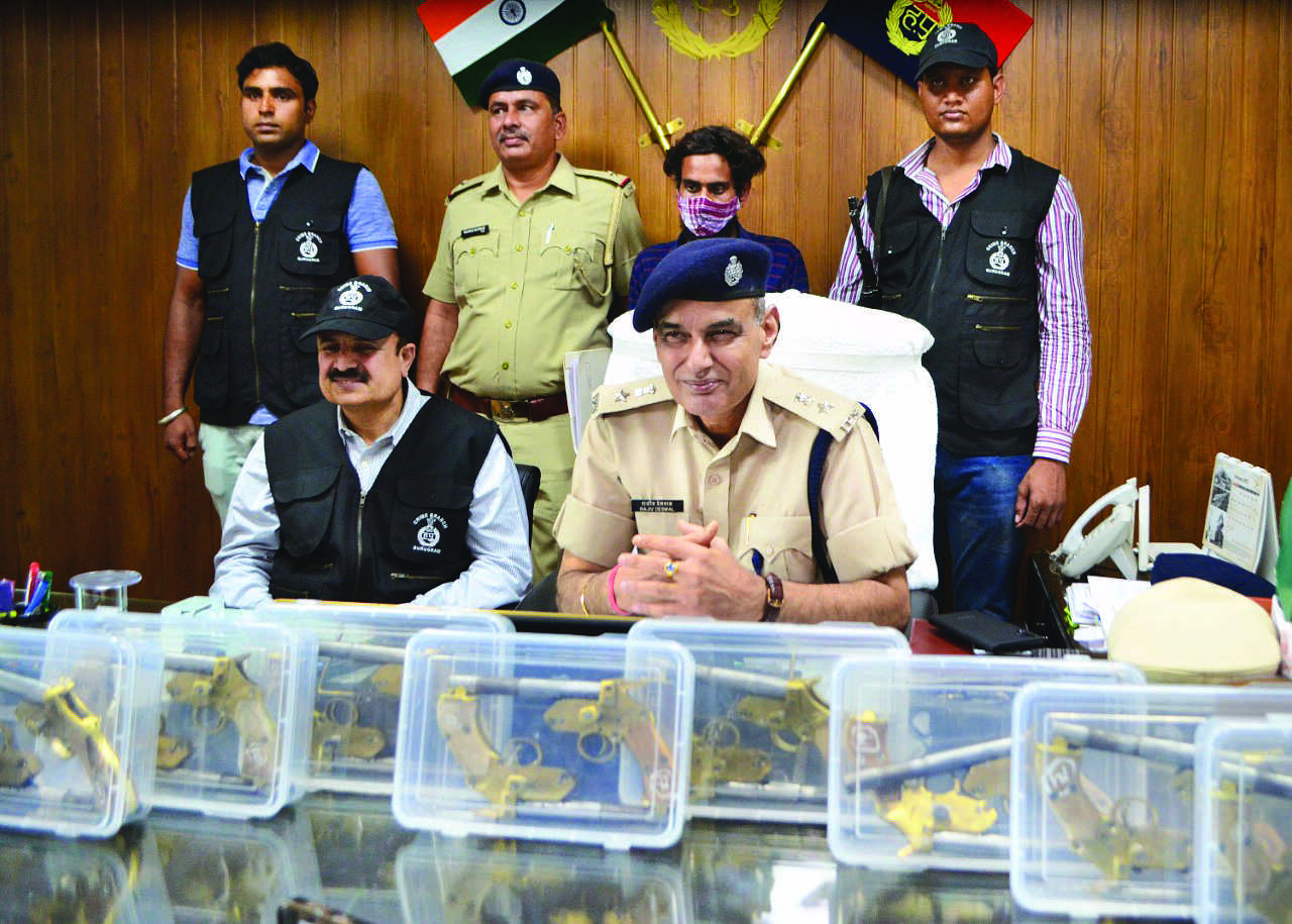 20-yr-old illegal weapons dealer held; arms, ammunition seized 20-yr-old illegal weapons dealer held; arms, ammunition seized