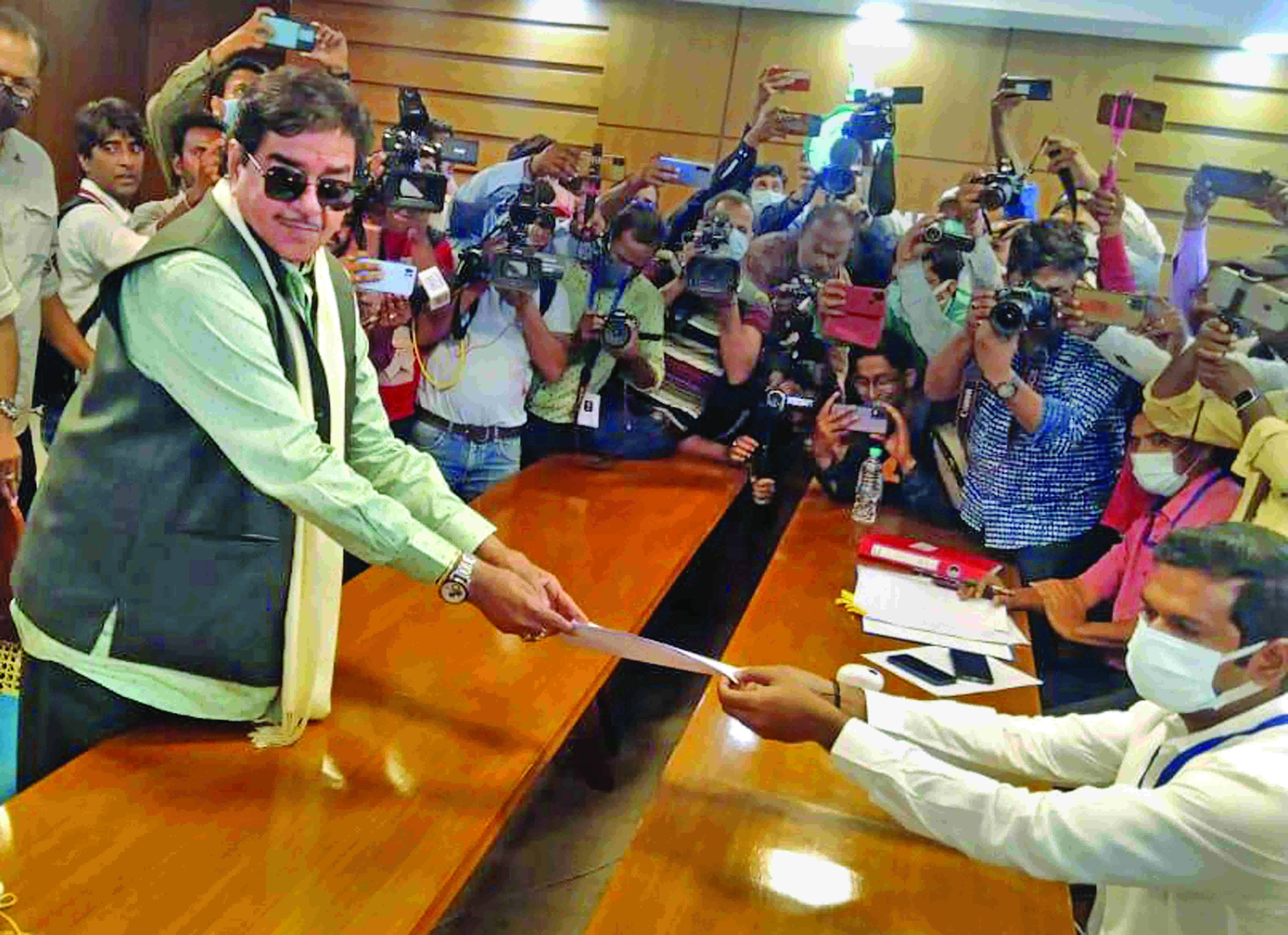 TMC candidates Shatrughan Sinha, Babul Supriyo file nominations