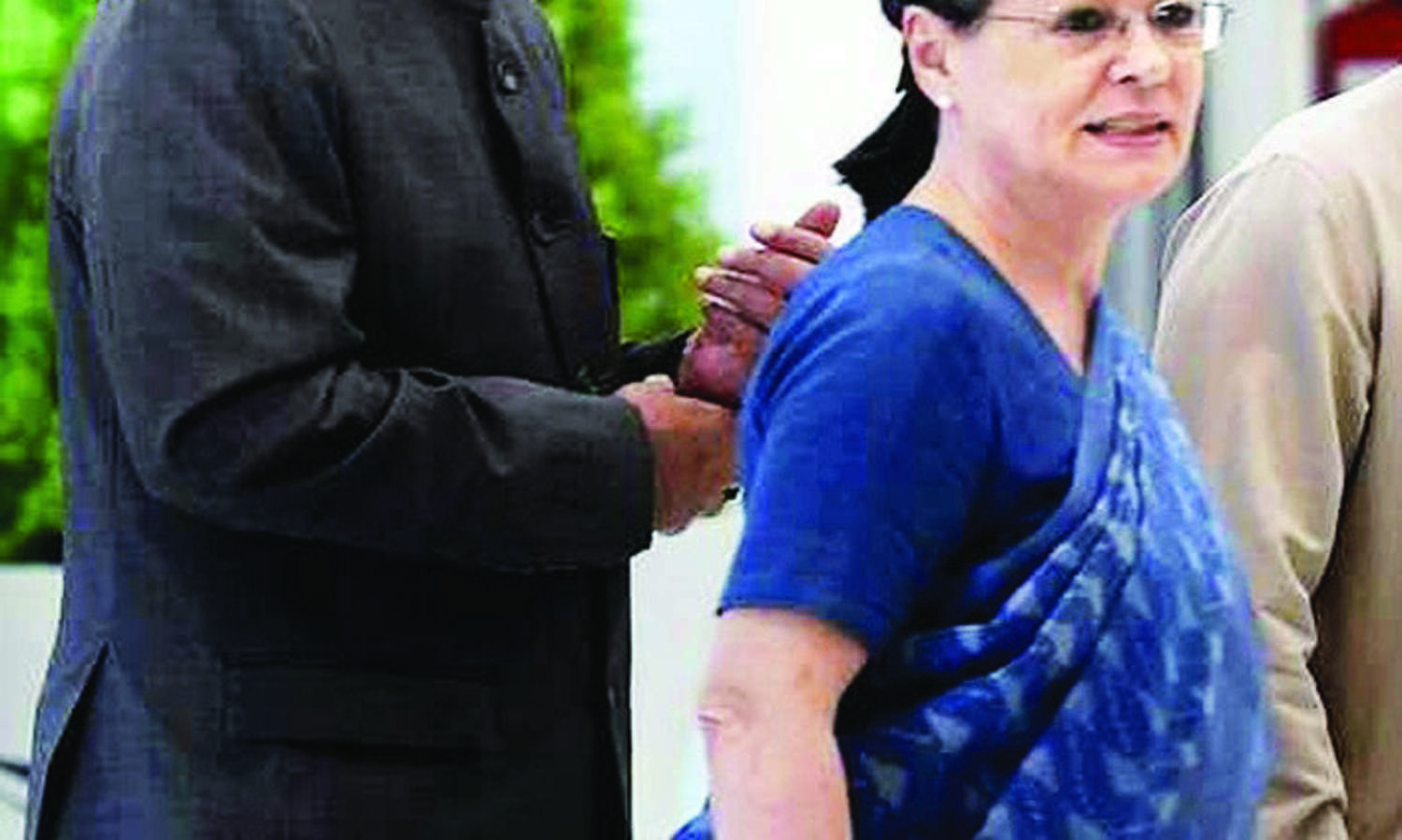 Sonia meets Anand Sharma and Manish Tewari of G-23