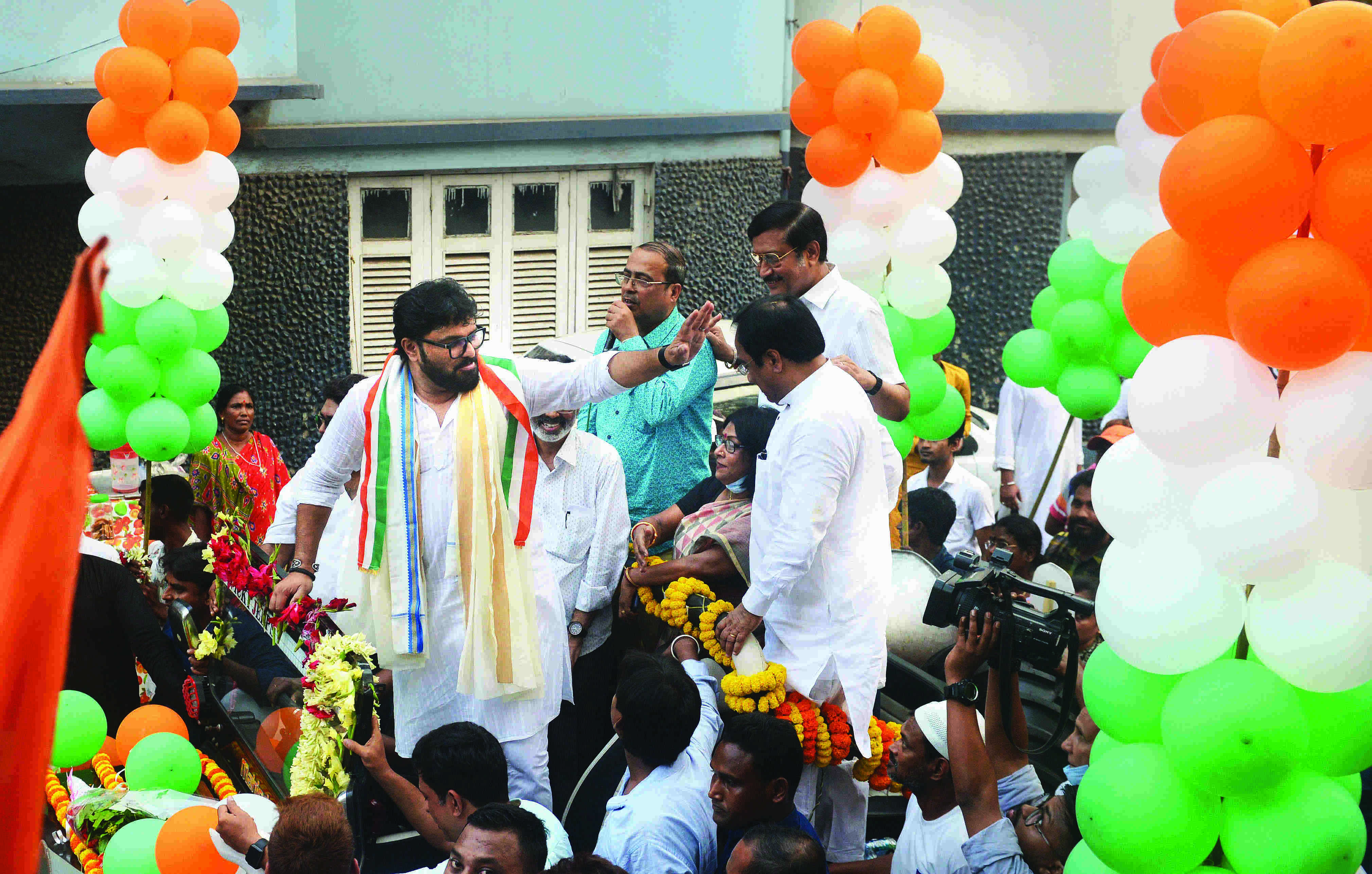 TMC campaign in full swing as Babul Supriyo & Shatrughan Sinha hit roads TMC campaign in full swing as Babul Supriyo & Shatrughan Sinha hit roads