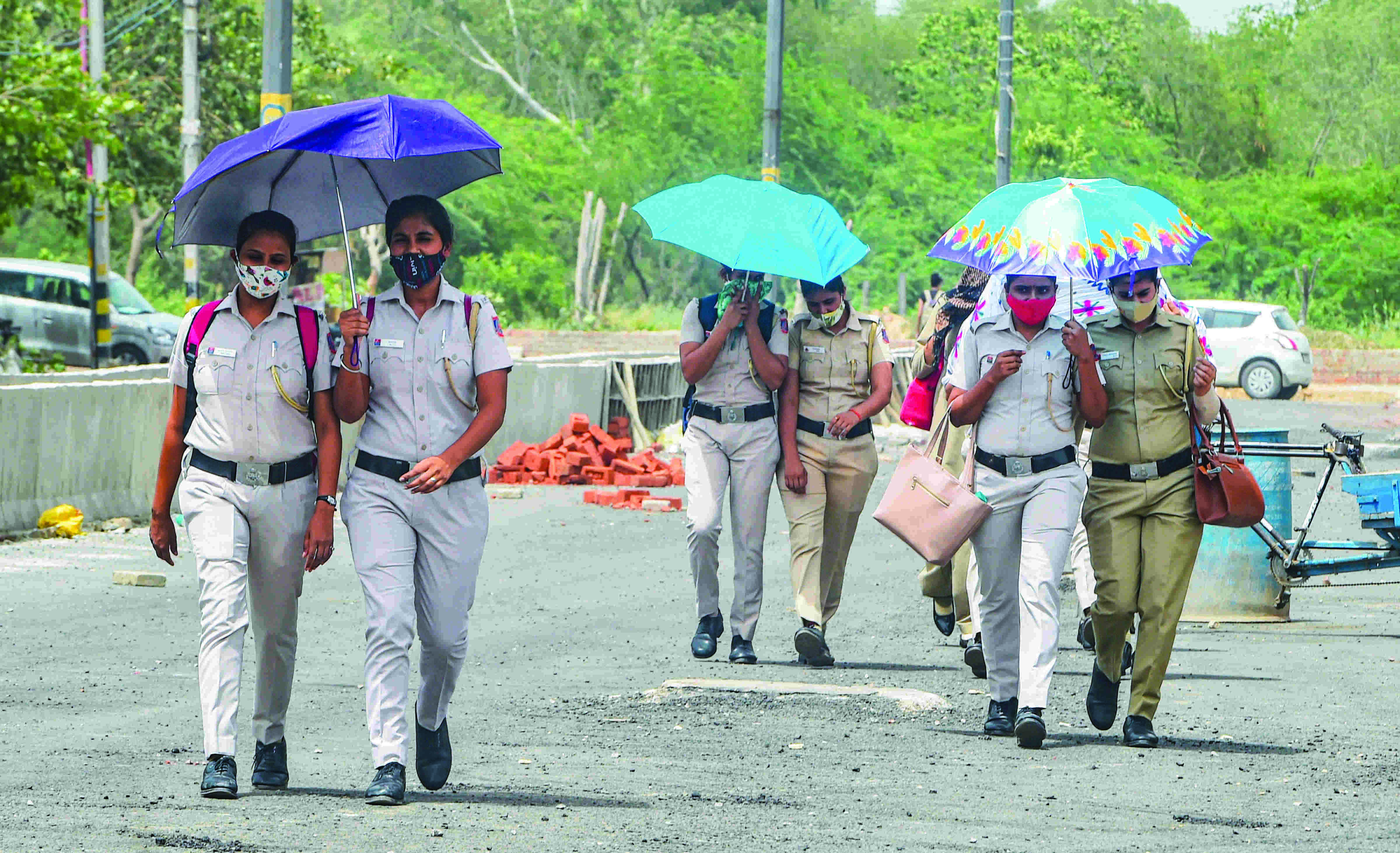Delhi records hottest day of year as mercury hits 40 deg Celsius in parts Delhi records hottest day of year as mercury hits 40 deg Celsius in parts