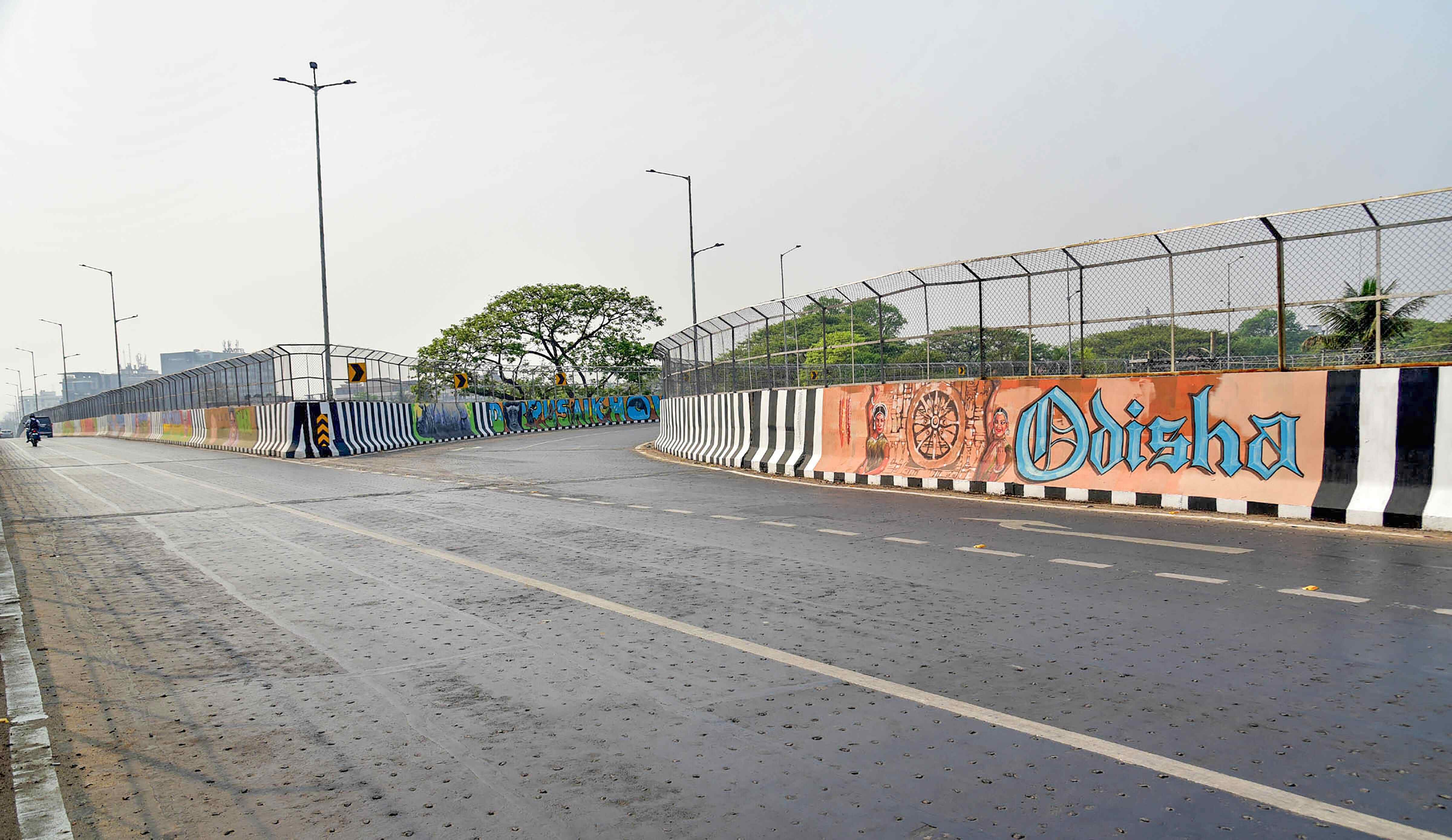 Central trade unions nationwide strike enters Day 2 Central trade unions nationwide strike enters Day 2