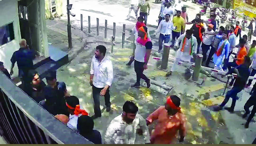 BJYM workers vandalise CM Kejriwals house BJYM workers vandalise CM Kejriwals house
