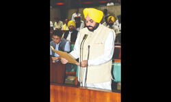 Punjab Assembly passes resolution staking   claim on Chandigarh