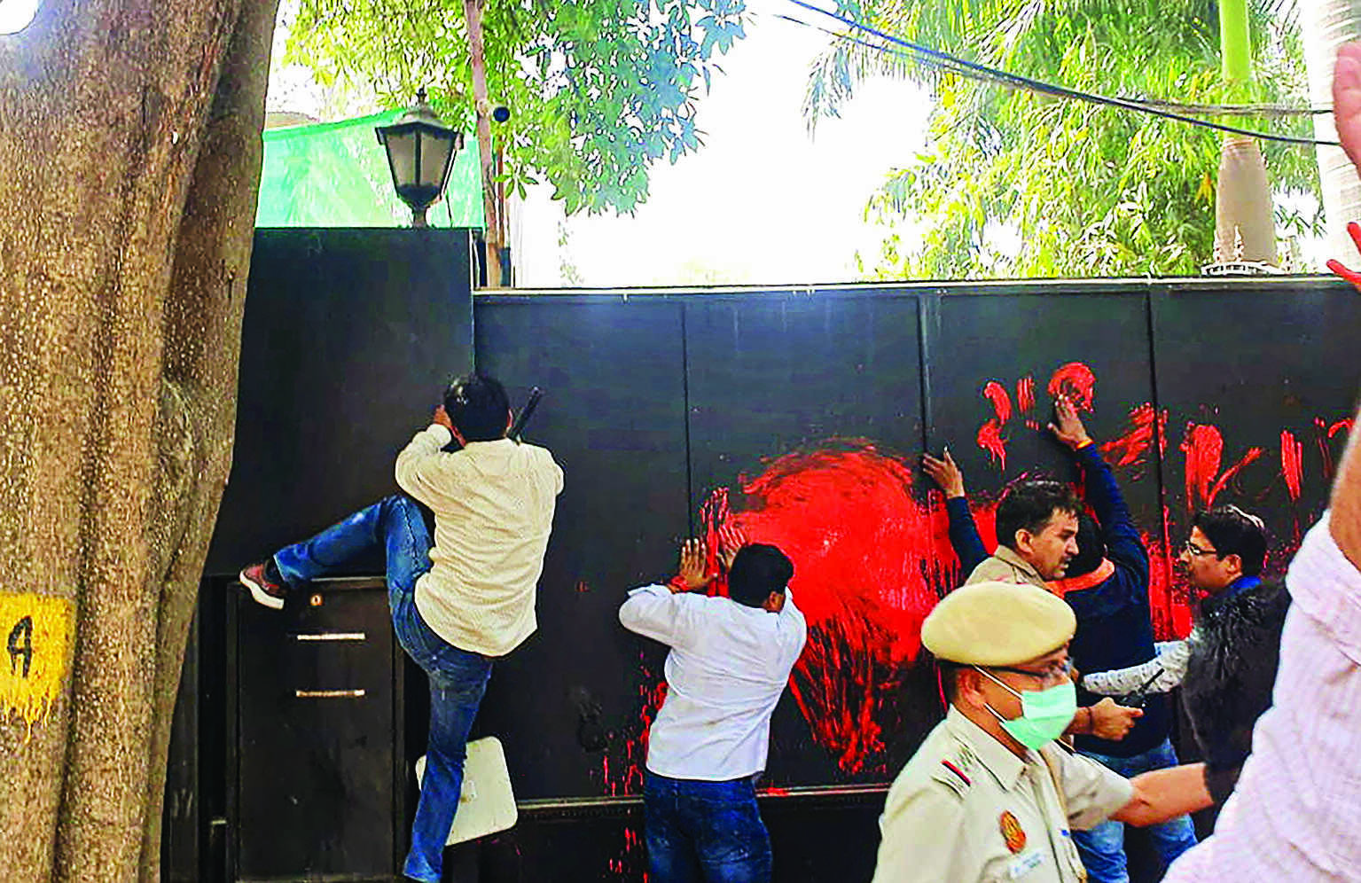 Police force outside CM house inadequate: HC Police force outside CM house inadequate: HC