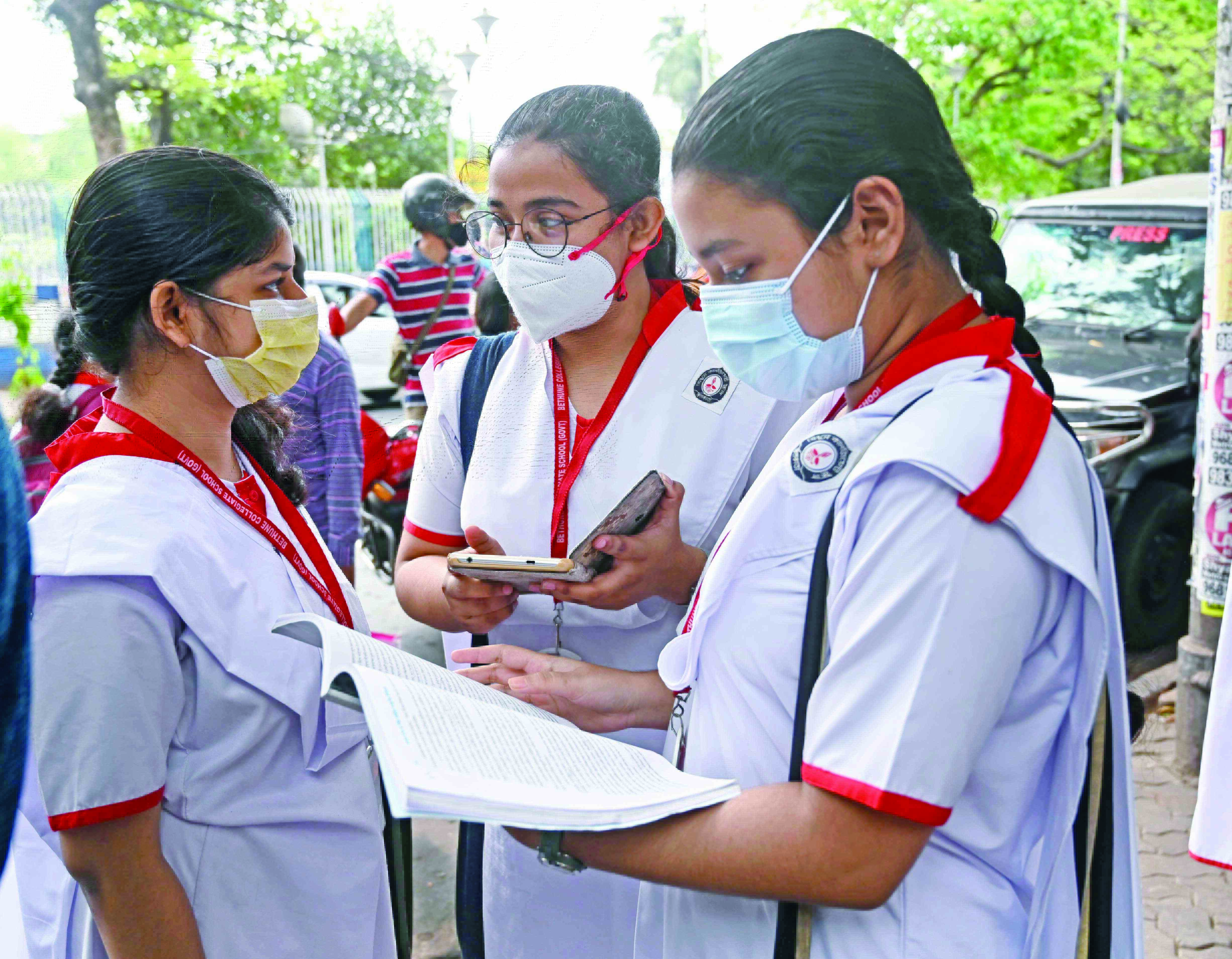 Over 7L appear for HS exams at about 998 centres, 6,727 venues