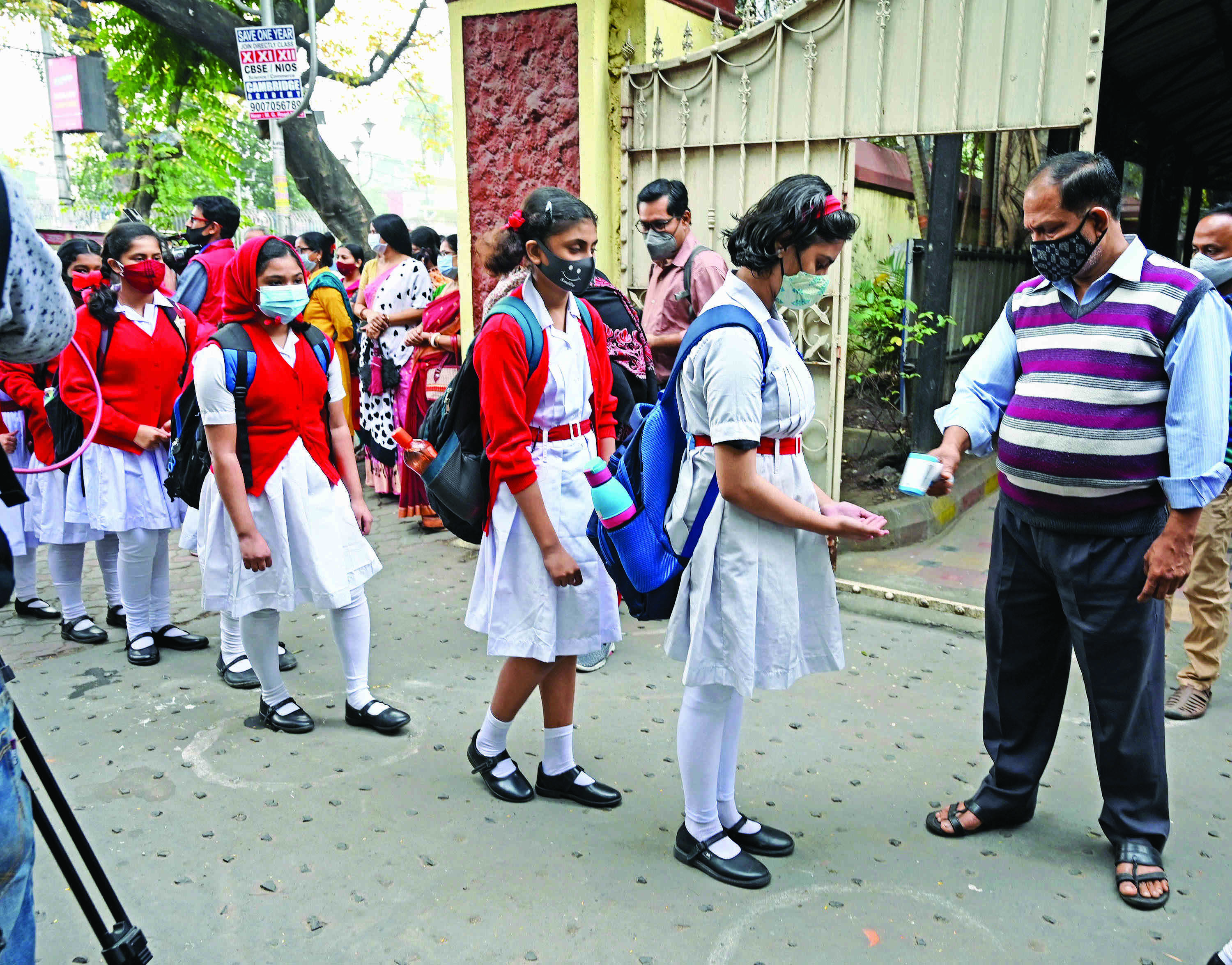 Dont bar promotion of students if fees unpaid: HC to pvt schools Dont bar promotion of students if fees unpaid: HC to pvt schools