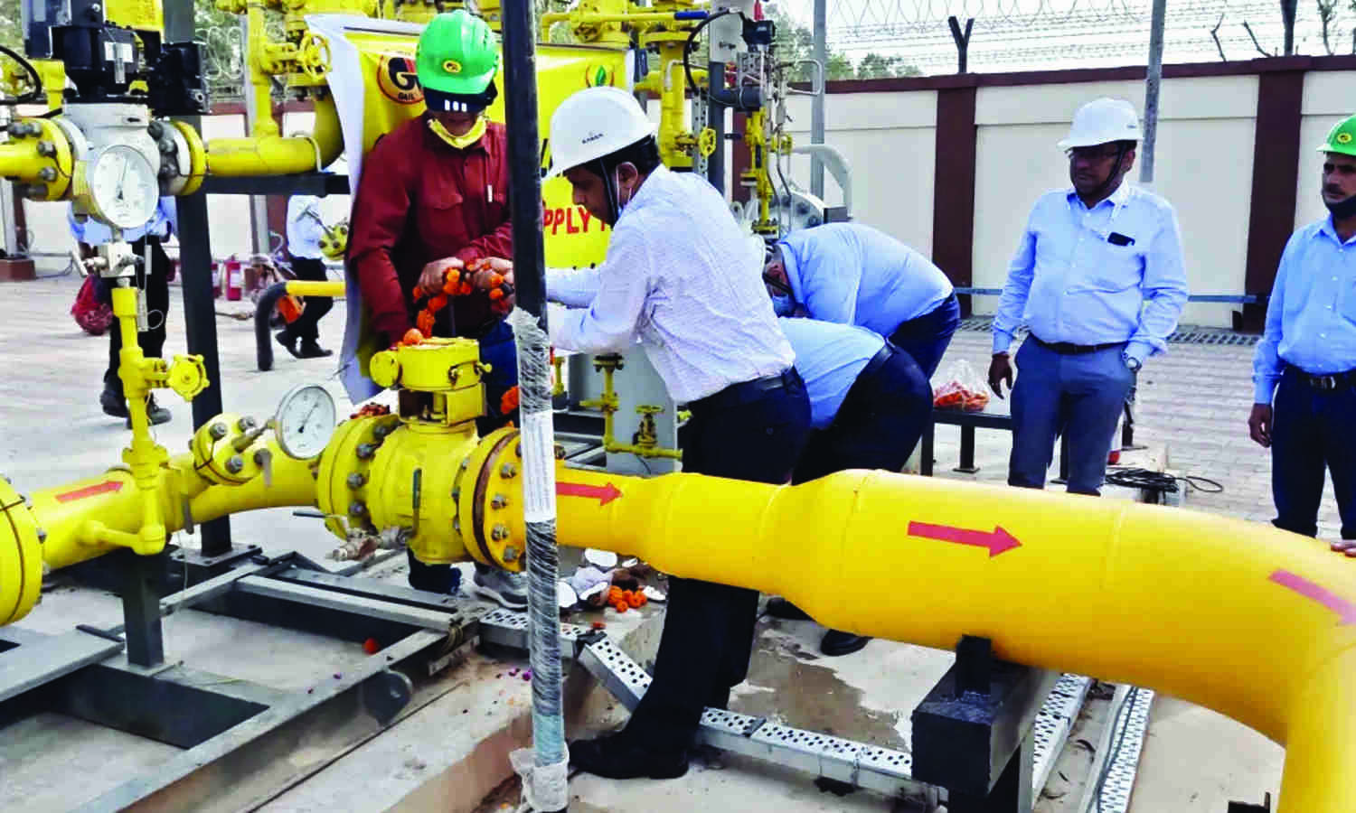 Seven companies put 21 bids for 5 city gas licences