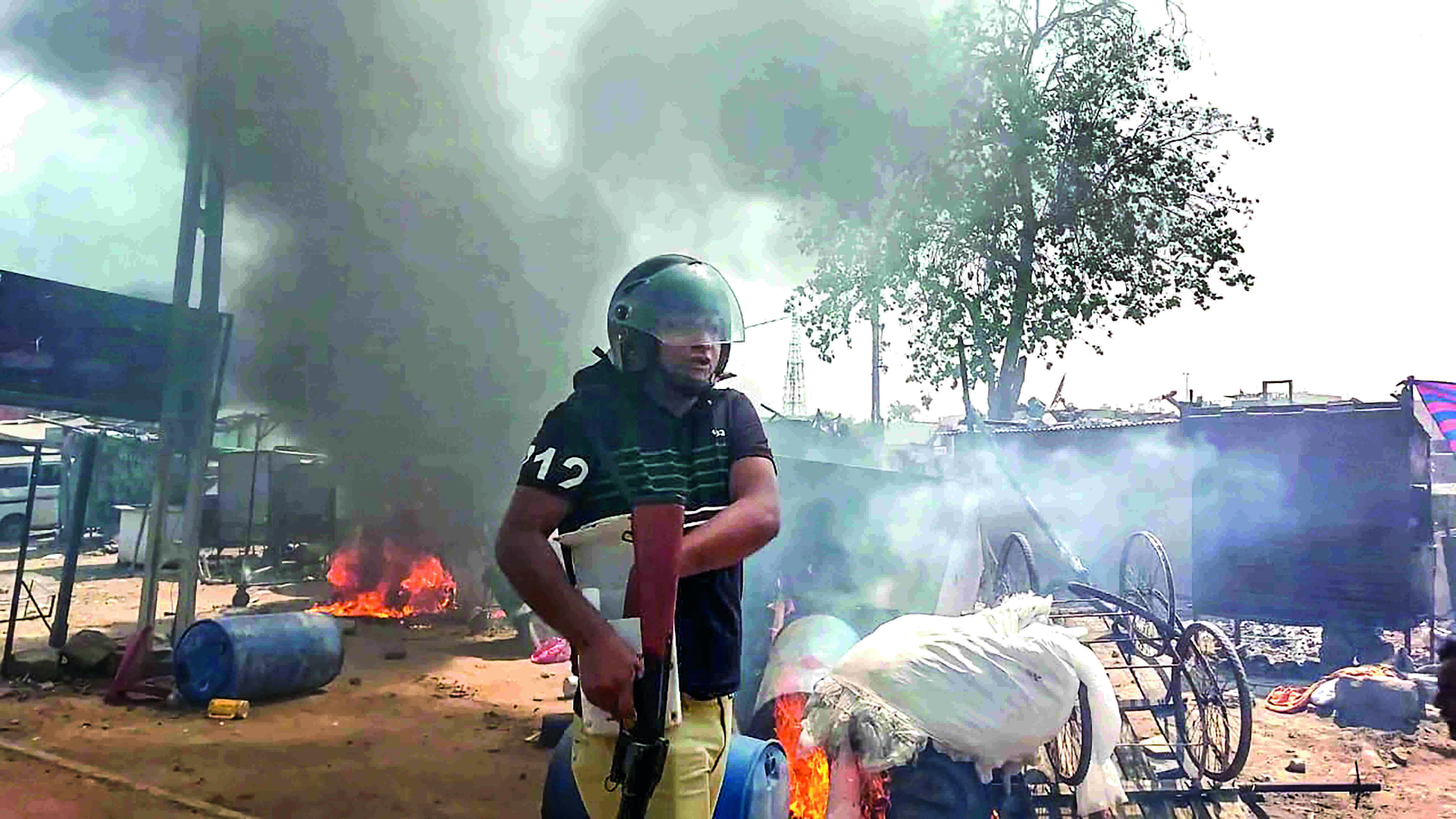 One killed as 2 Gujarat cities witness communal clashes One killed as 2 Gujarat cities witness communal clashes