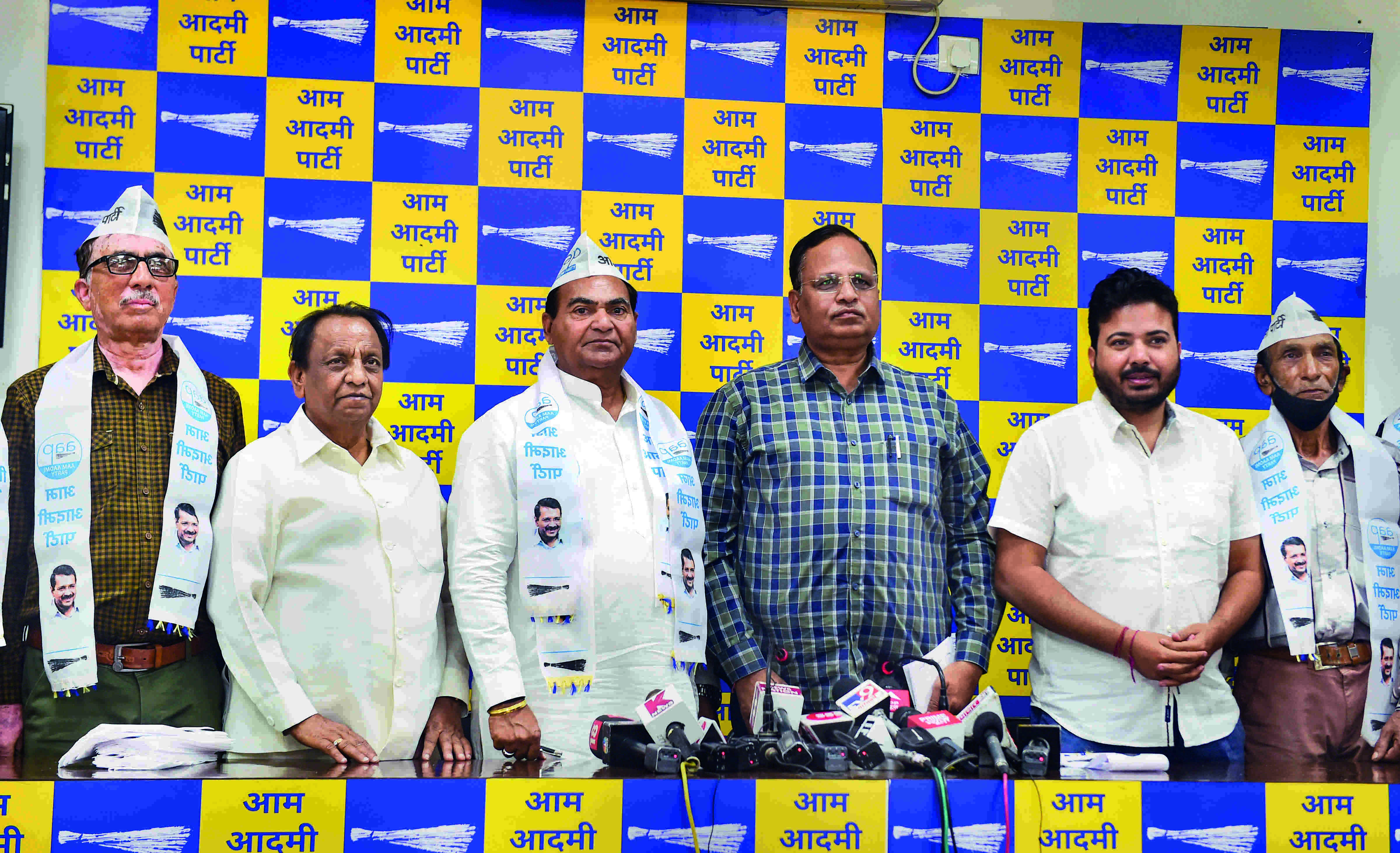 Senior BJP leader, 2 others from Himachal join AAP Senior BJP leader, 2 others from Himachal join AAP