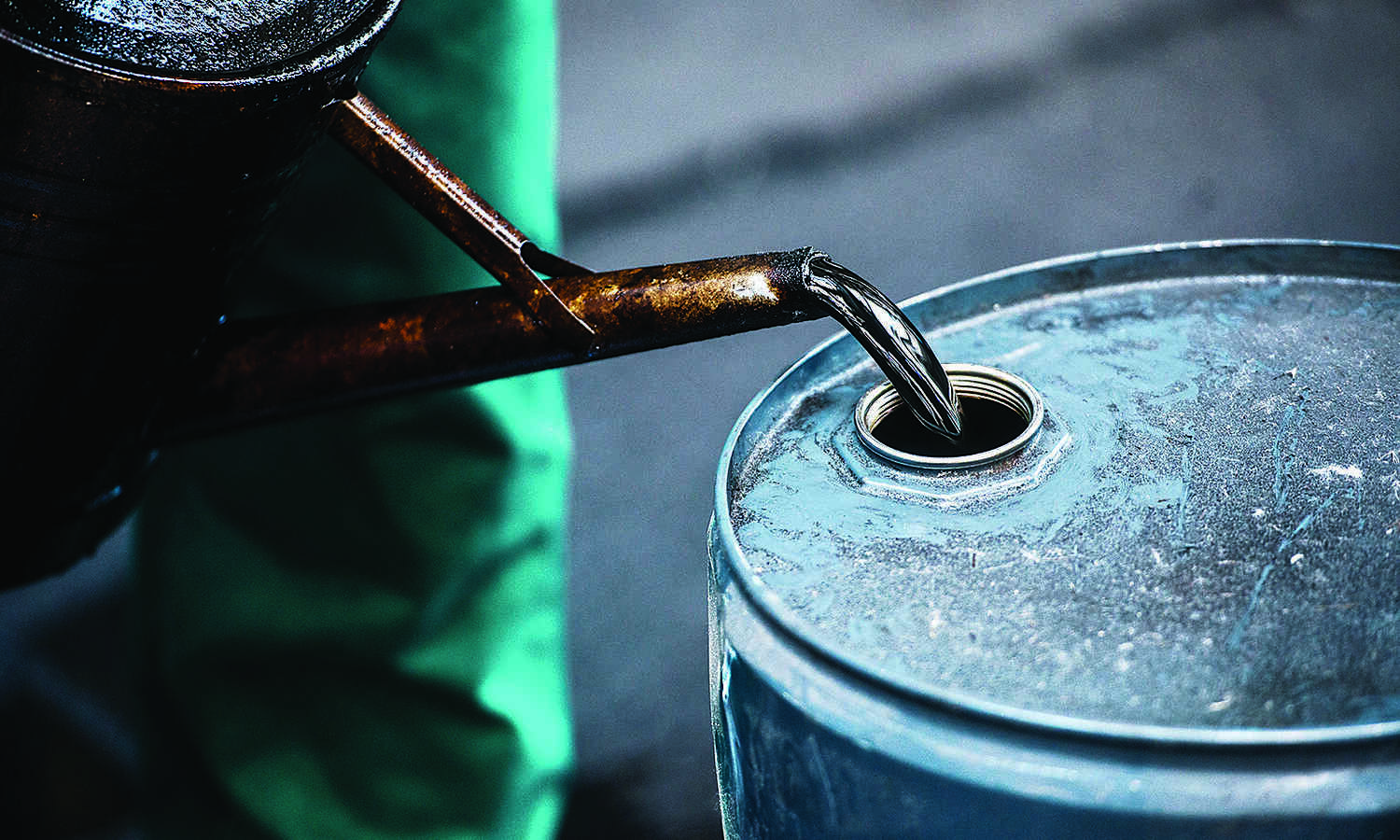 Oil prices fall as market weighs mixed supply signals