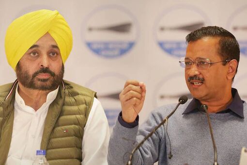 Punjab CM defends state officials meeting with Kejriwal, says he sent them there Punjab CM defends state officials meeting with Kejriwal, says he sent them there