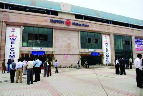 Woman jumps off Metro station, dies Woman jumps off Metro station, dies