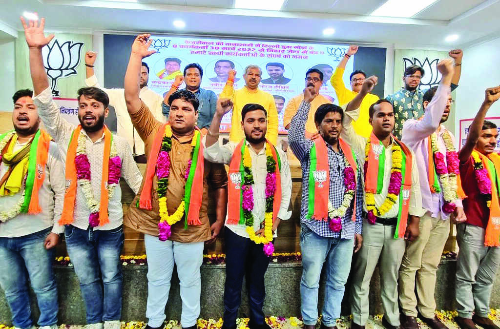 Delhi BJP garlands men accused of vandalising CMs home, AAP fumes Delhi BJP garlands men accused of vandalising CMs home, AAP fumes
