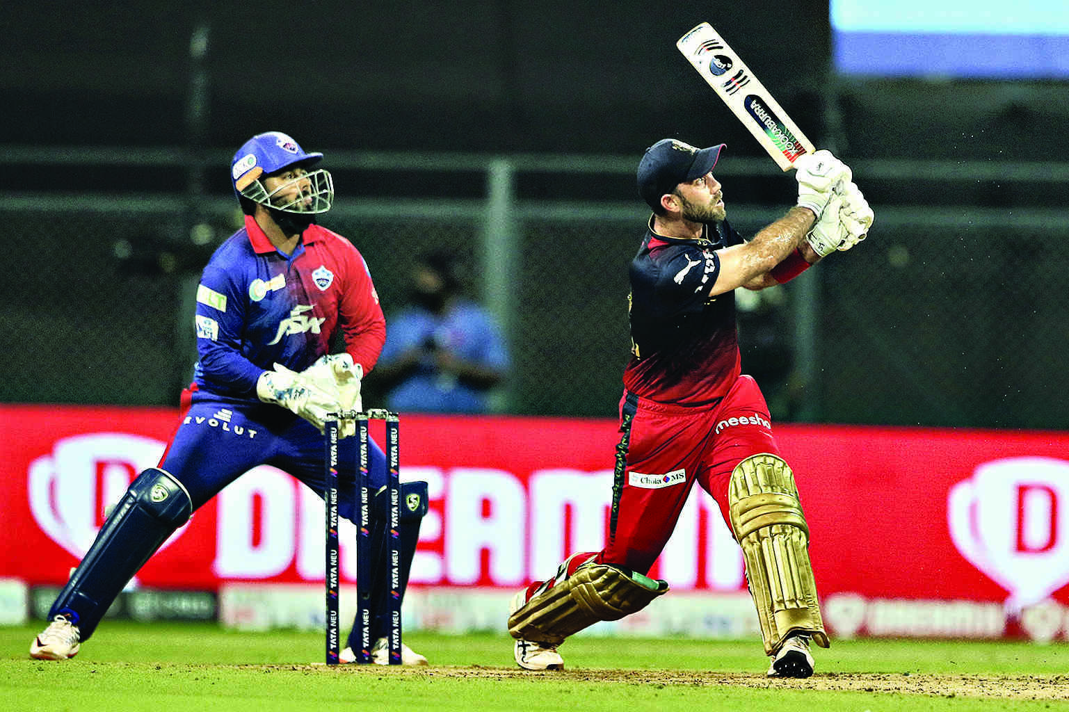 Karthik, Maxwell shine as   RCB post 189/5 against DC