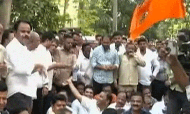 Shiv Sena workers break through barricades in bid to enter Ranas apartment