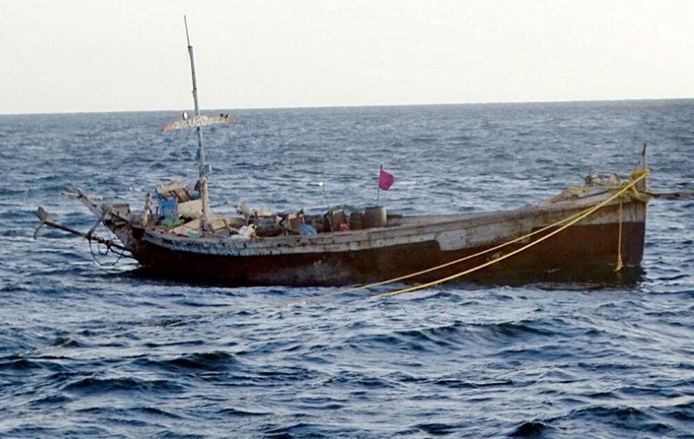 Pak boat with 9 people apprehended near Gujarat coast, heroin worth Rs 280 cr seized Pak boat with 9 people apprehended near Gujarat coast, heroin worth Rs 280 cr seized