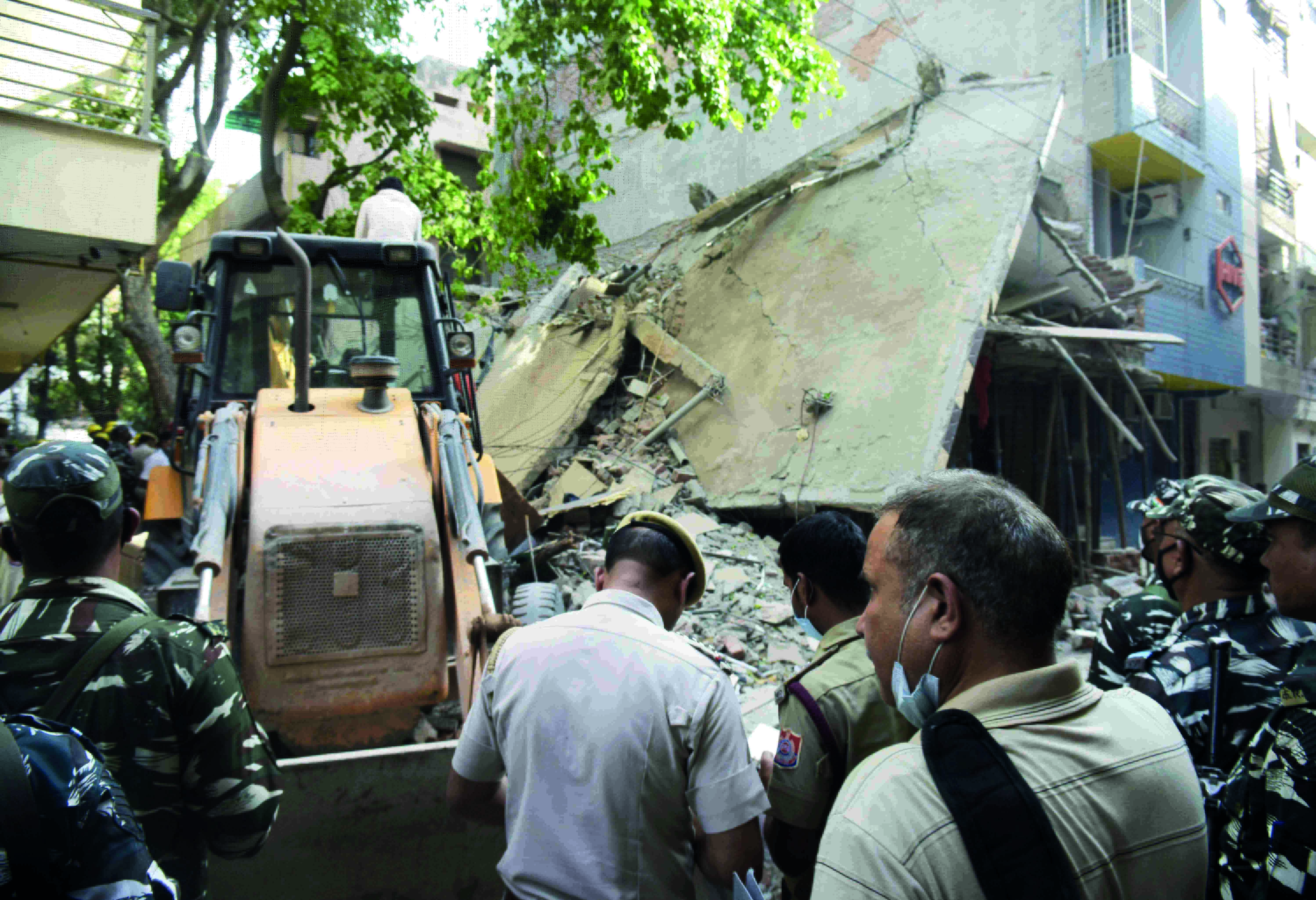 2 killed, 3 hurt after building collapses