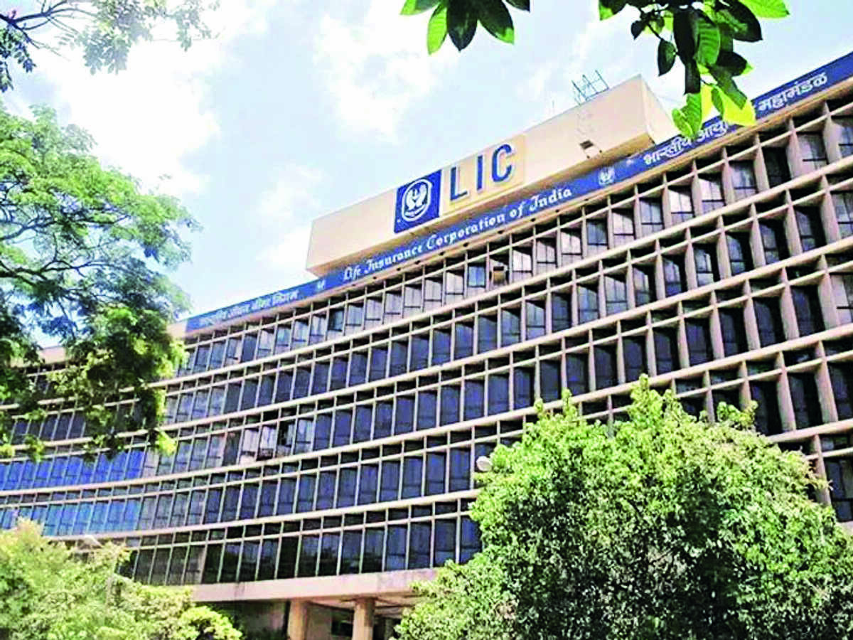 LIC fixes price band at Rs 902-949 per share