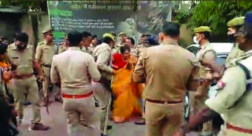 Noida: After VHP, Bajrang Dal  members beat up cops, case  registered, one held & let out