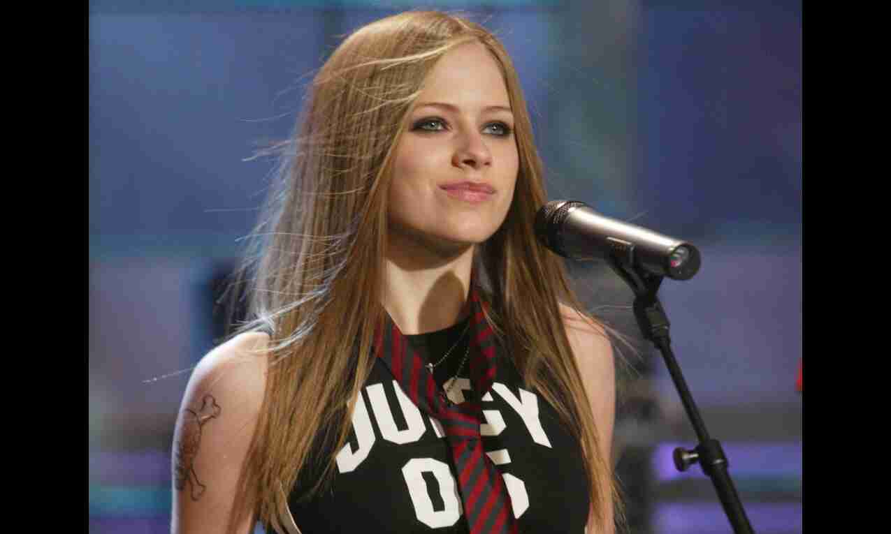 Avril Lavigne postpones shows due to COVID-19 case on tour