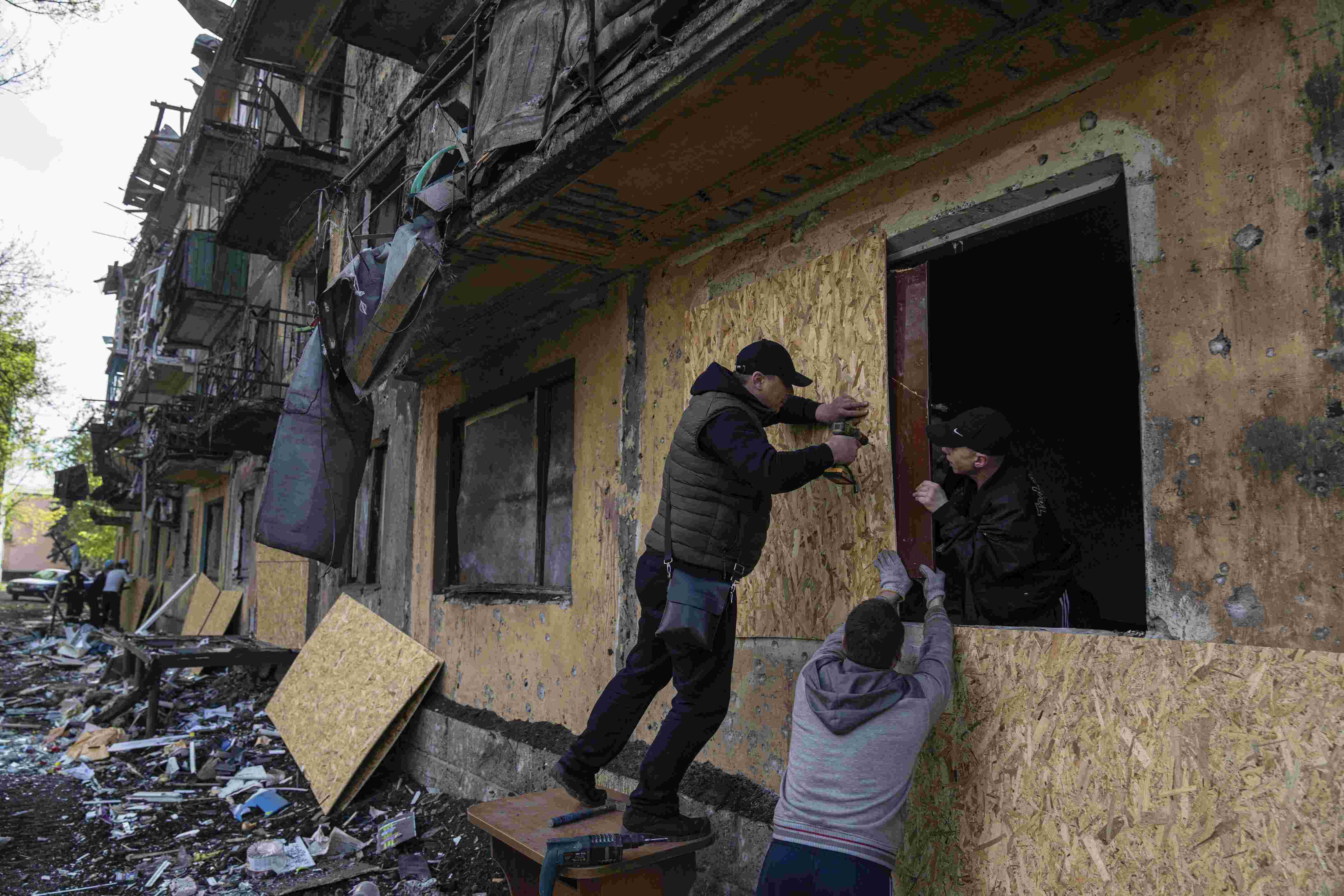 Evacuation of civilians from Ukrainian steel plant begins Evacuation of civilians from Ukrainian steel plant begins