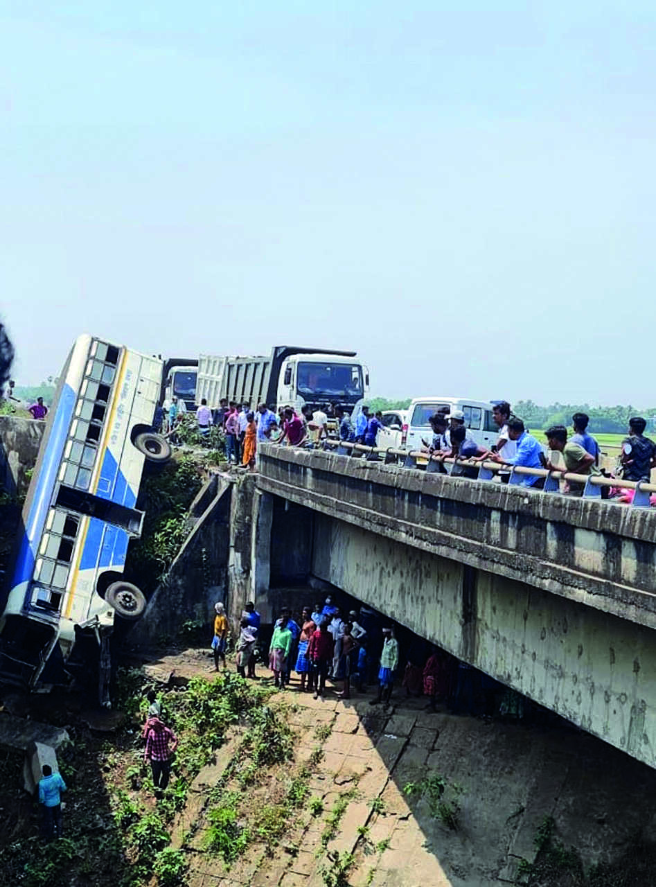 6 hurt as bus rams into guard wall of bridge 6 hurt as bus rams into guard wall of bridge