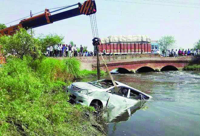 Car plunges into canal in Greater Noida, 1 dead and 4 hospitalised