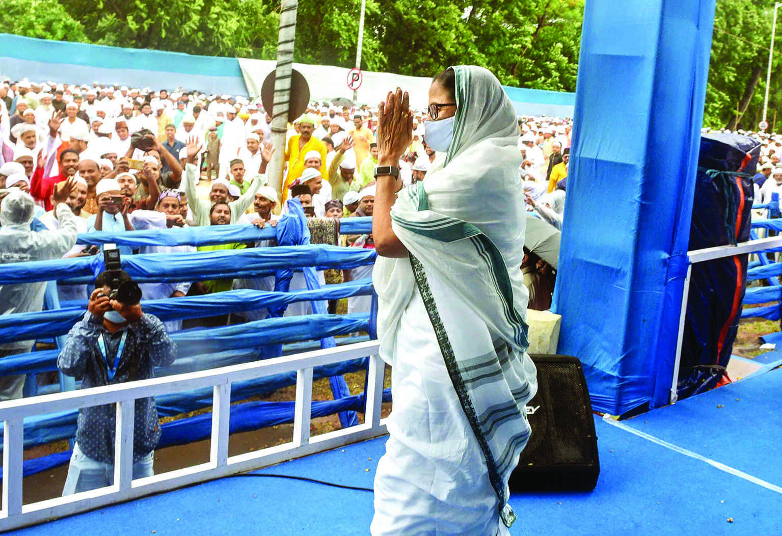 Situation of country grim, politics of isolation not correct, says Mamata
