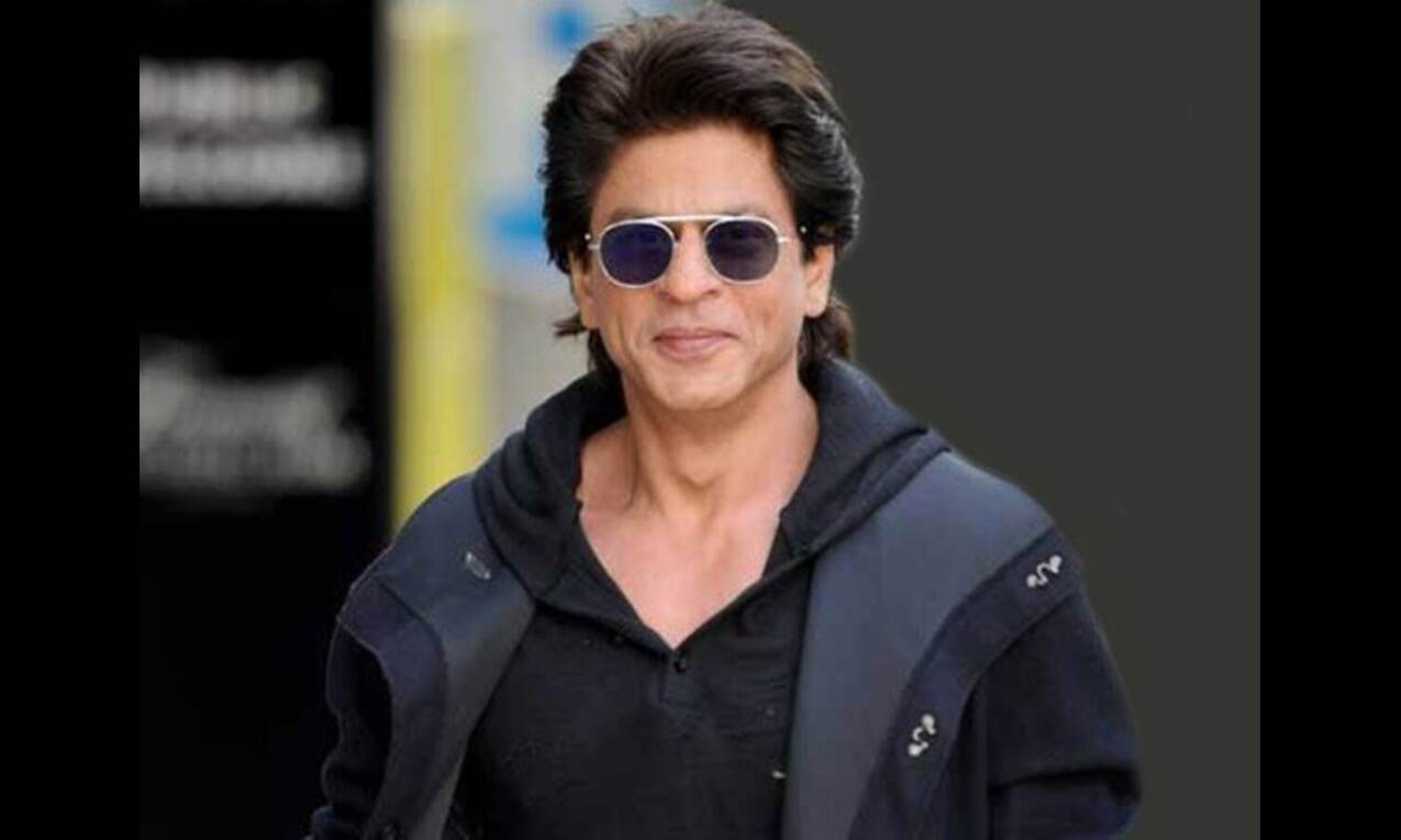 SRK greets fans outside Mannat on Eid for first time in two years
