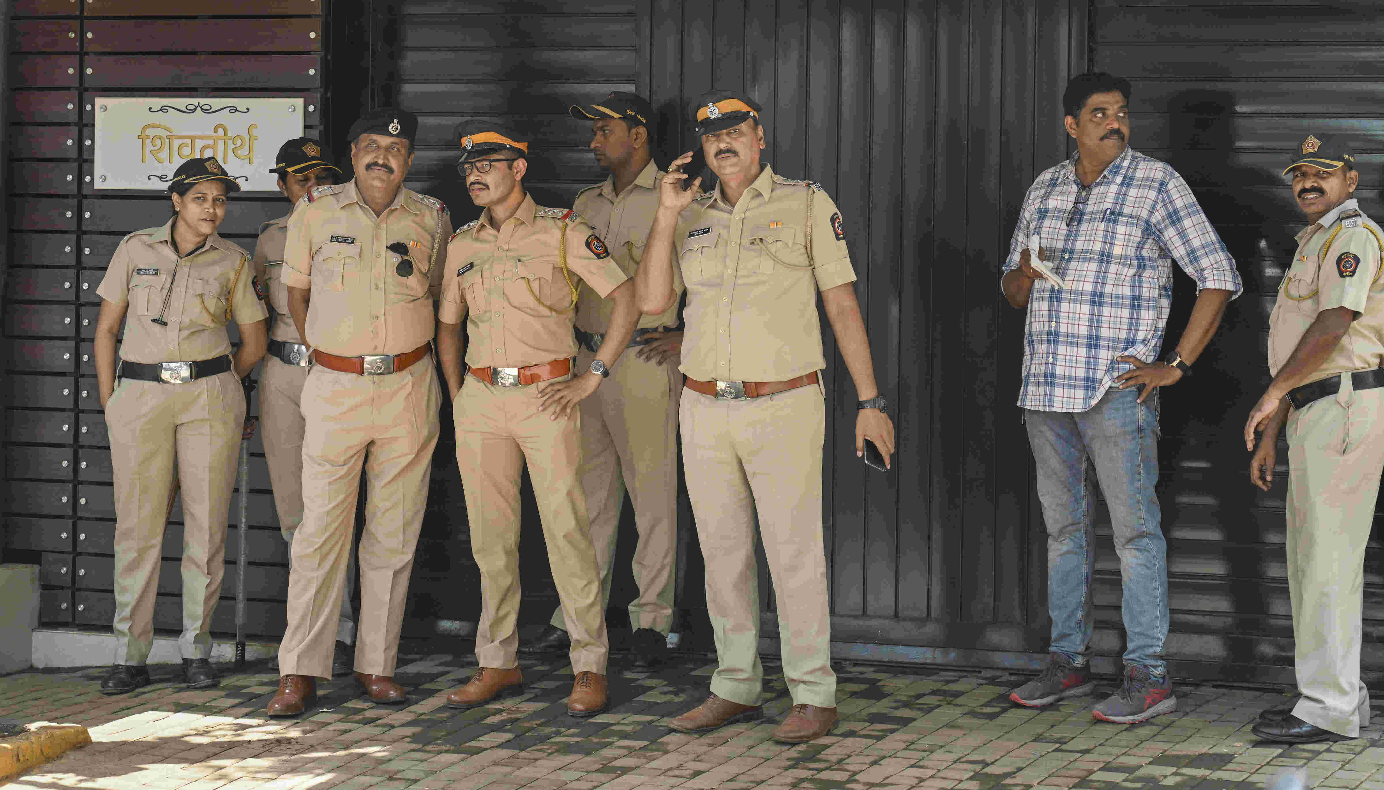 MNS workers detained outside the Raj Thackerays Mumbai home, 9 held in Pune MNS workers detained outside the Raj Thackerays Mumbai home, 9 held in Pune