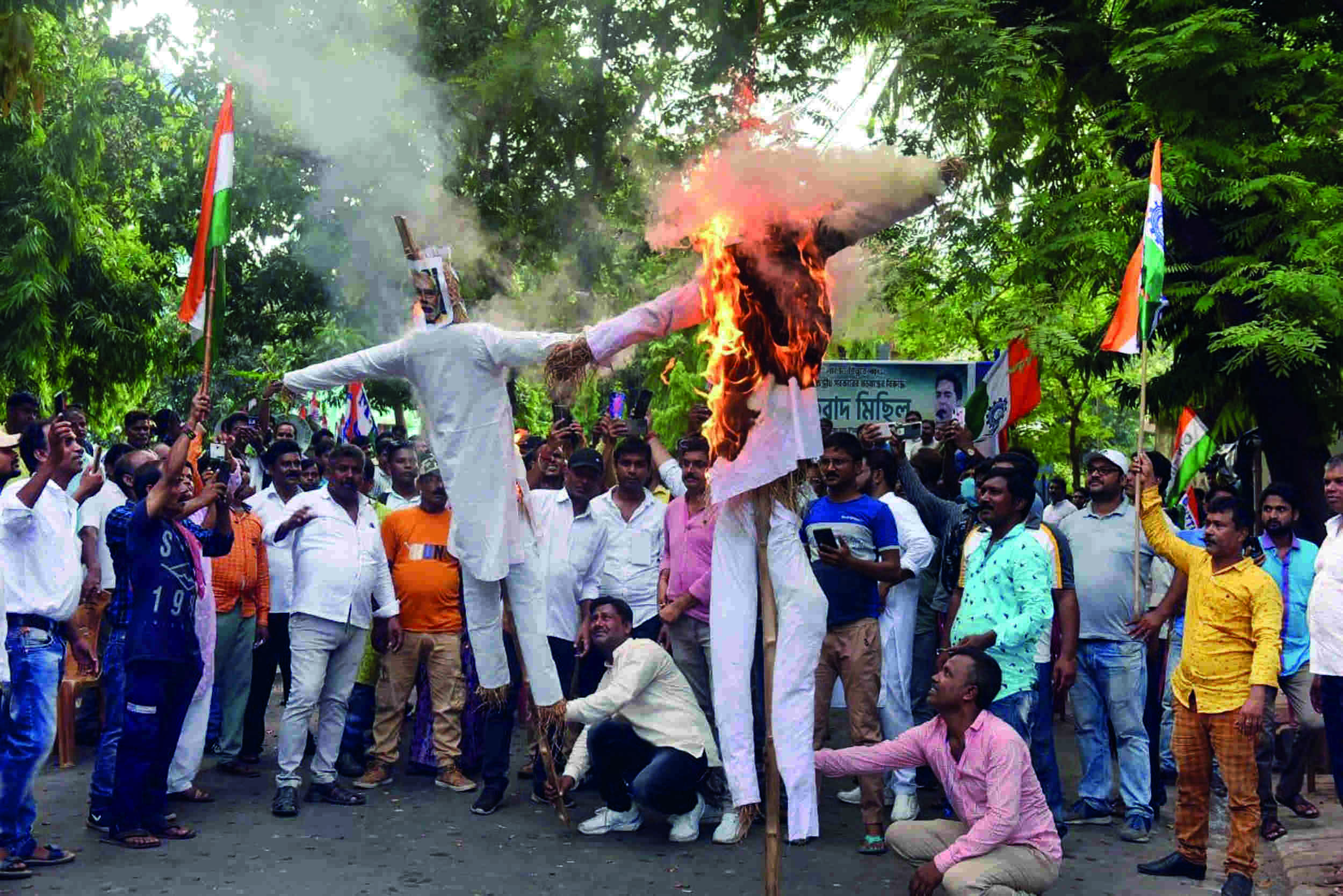 Jute price cap: TMC trade union activists burn effigies of PM, min Jute price cap: TMC trade union activists burn effigies of PM, min