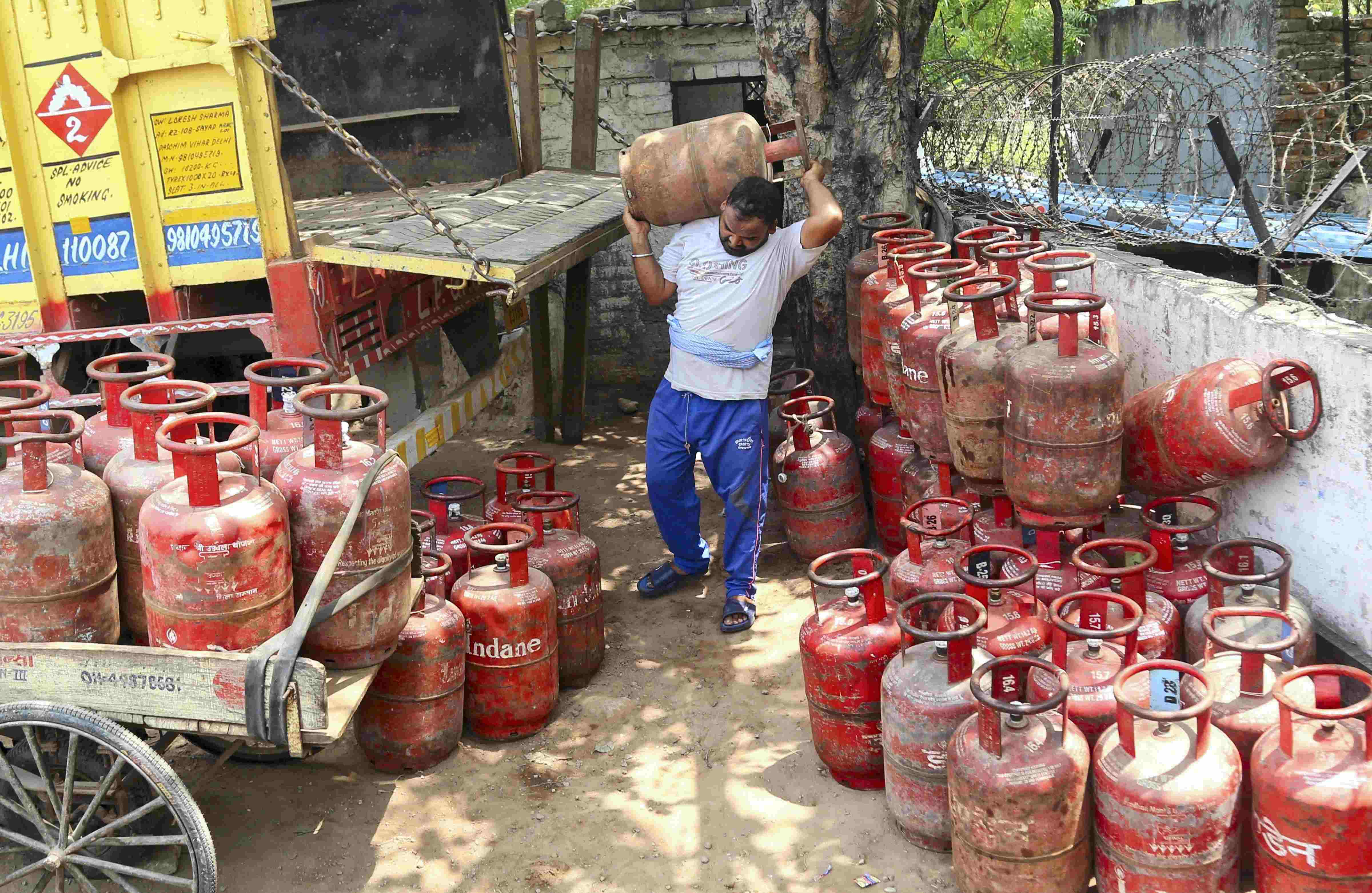 Millions of Indian households waging difficult battle against extreme inflation: Rahul slams LPG cylinder hike Millions of Indian households waging difficult battle against extreme inflation: Rahul slams LPG cylinder hike