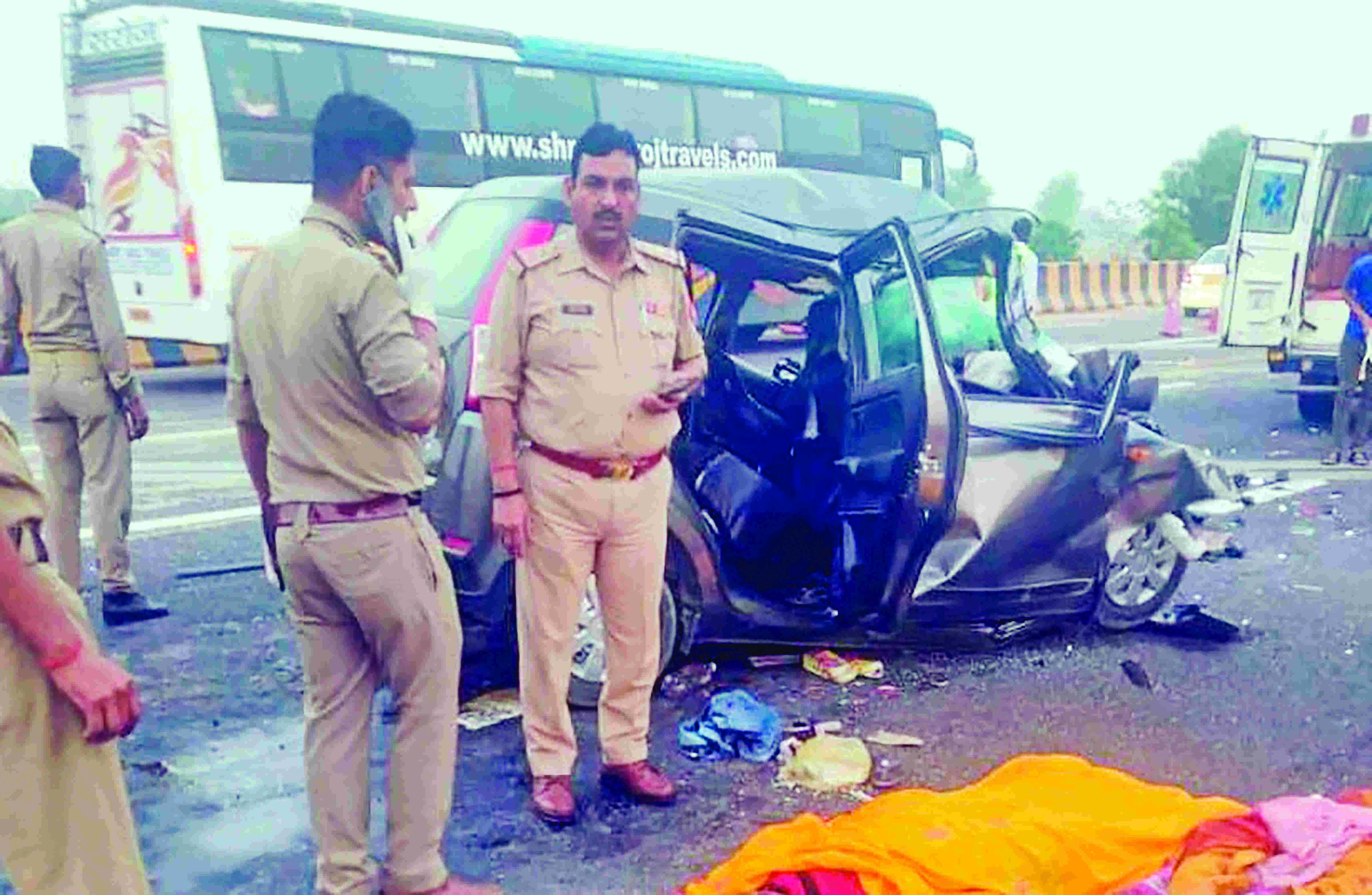 7 dead in car accident on Yamuna Expressway in Mathura 7 dead in car accident on Yamuna Expressway in Mathura