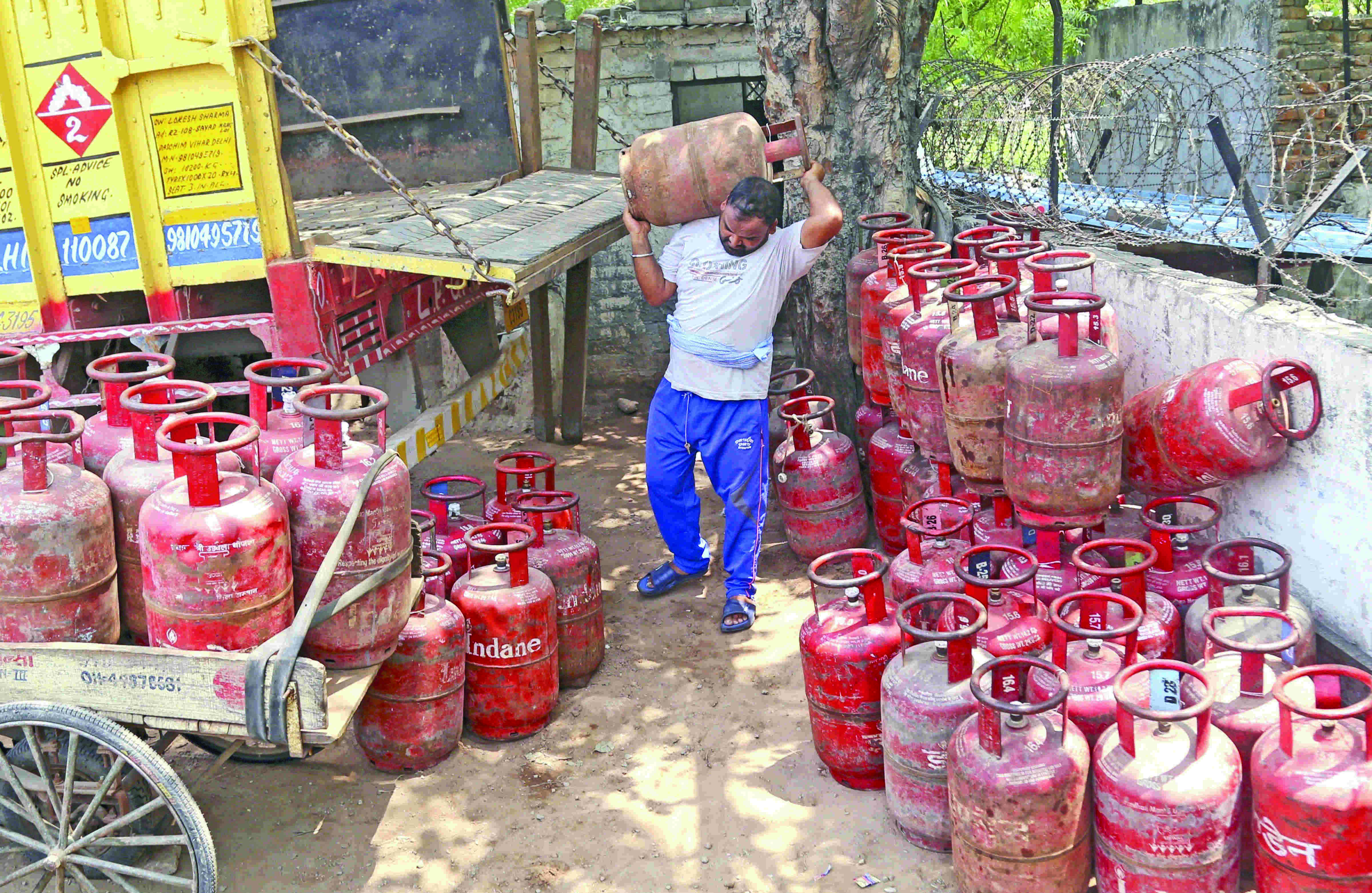 Cooking gas gets costlier by Rs 50; crosses Rs 1,000 mark in most cities Cooking gas gets costlier by Rs 50; crosses Rs 1,000 mark in most cities