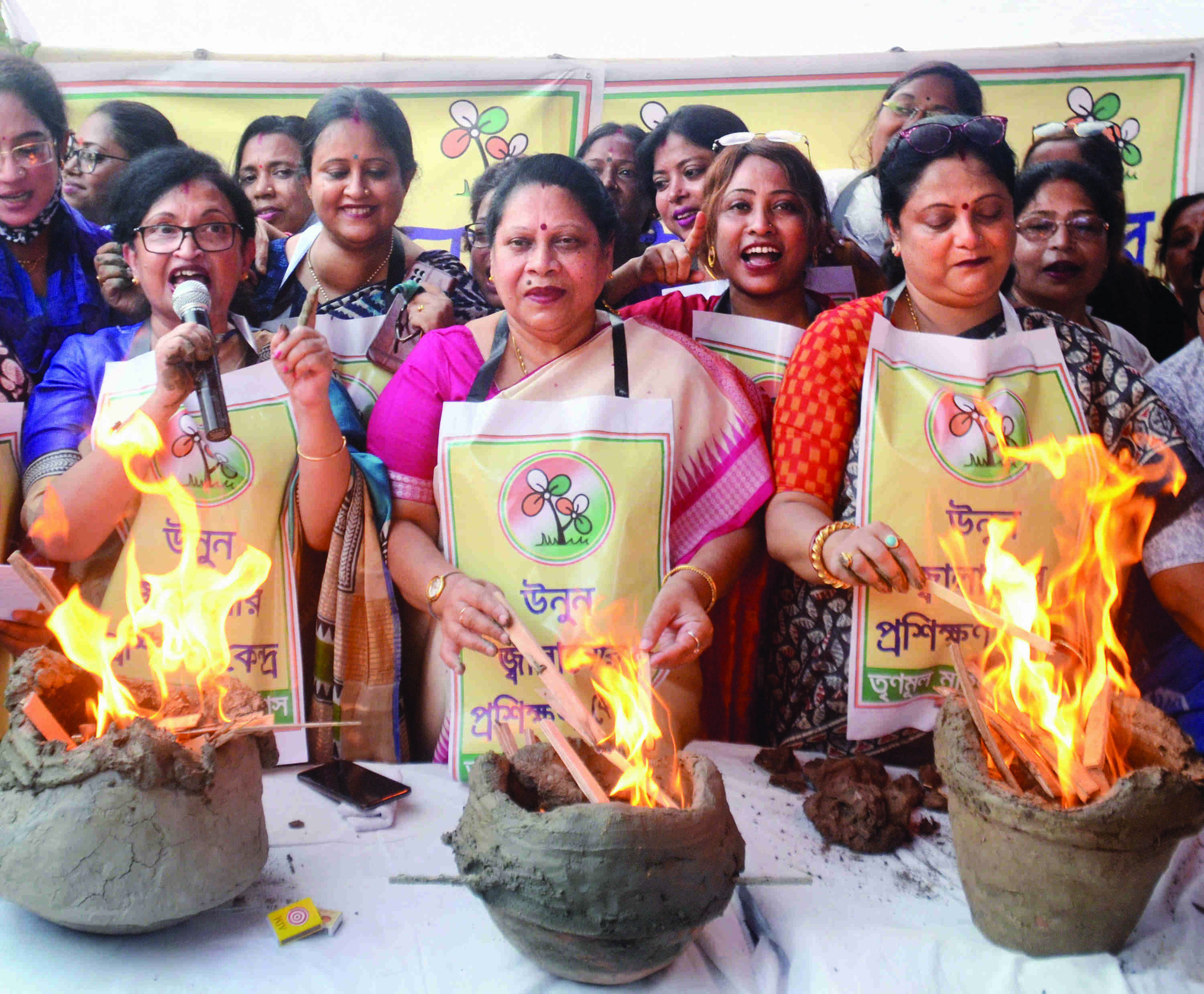 Mamata slams Centre for cooking gas price hike, calls it Great Indian Loot Mamata slams Centre for cooking gas price hike, calls it Great Indian Loot