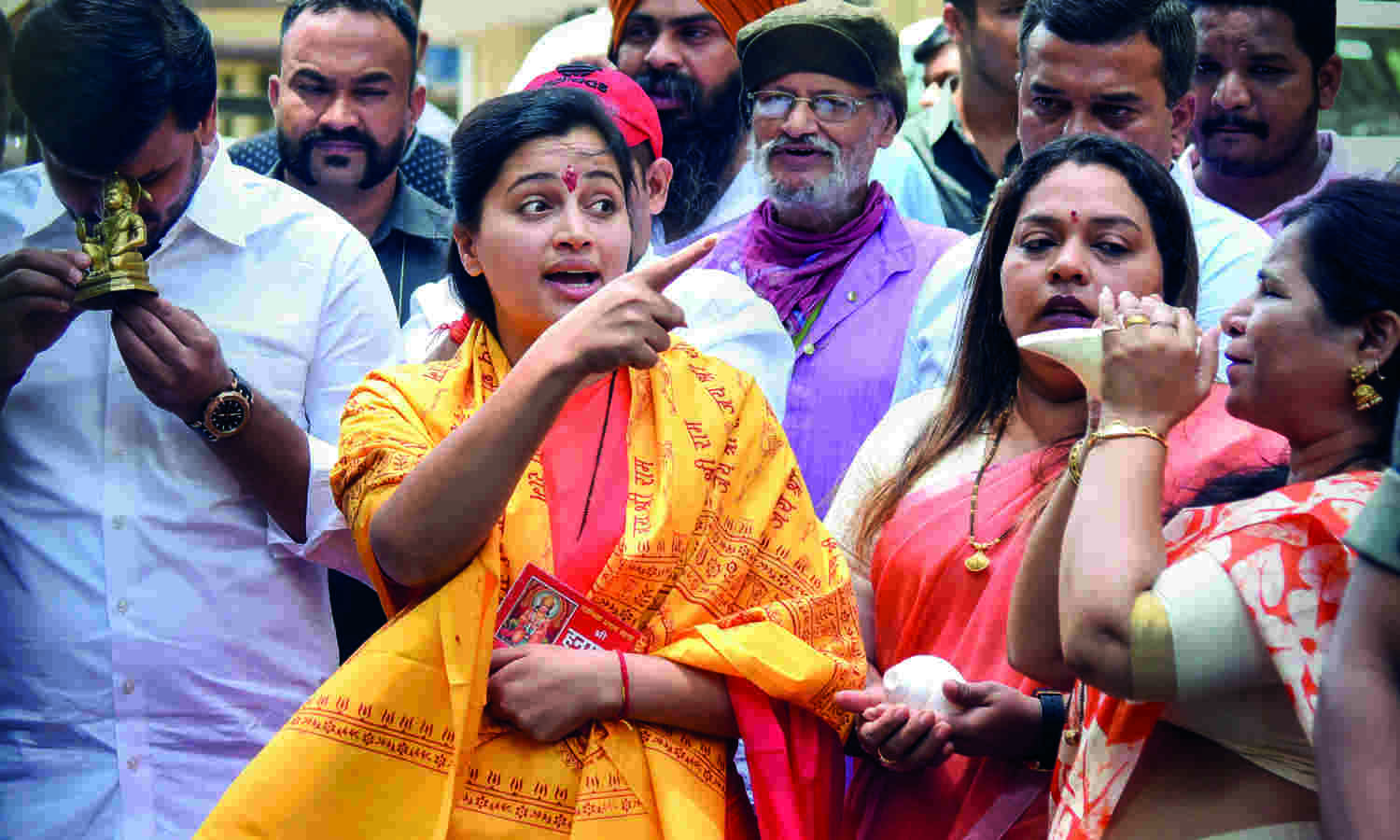 Hanuman Chalisa row: Notice to Rana couple sent