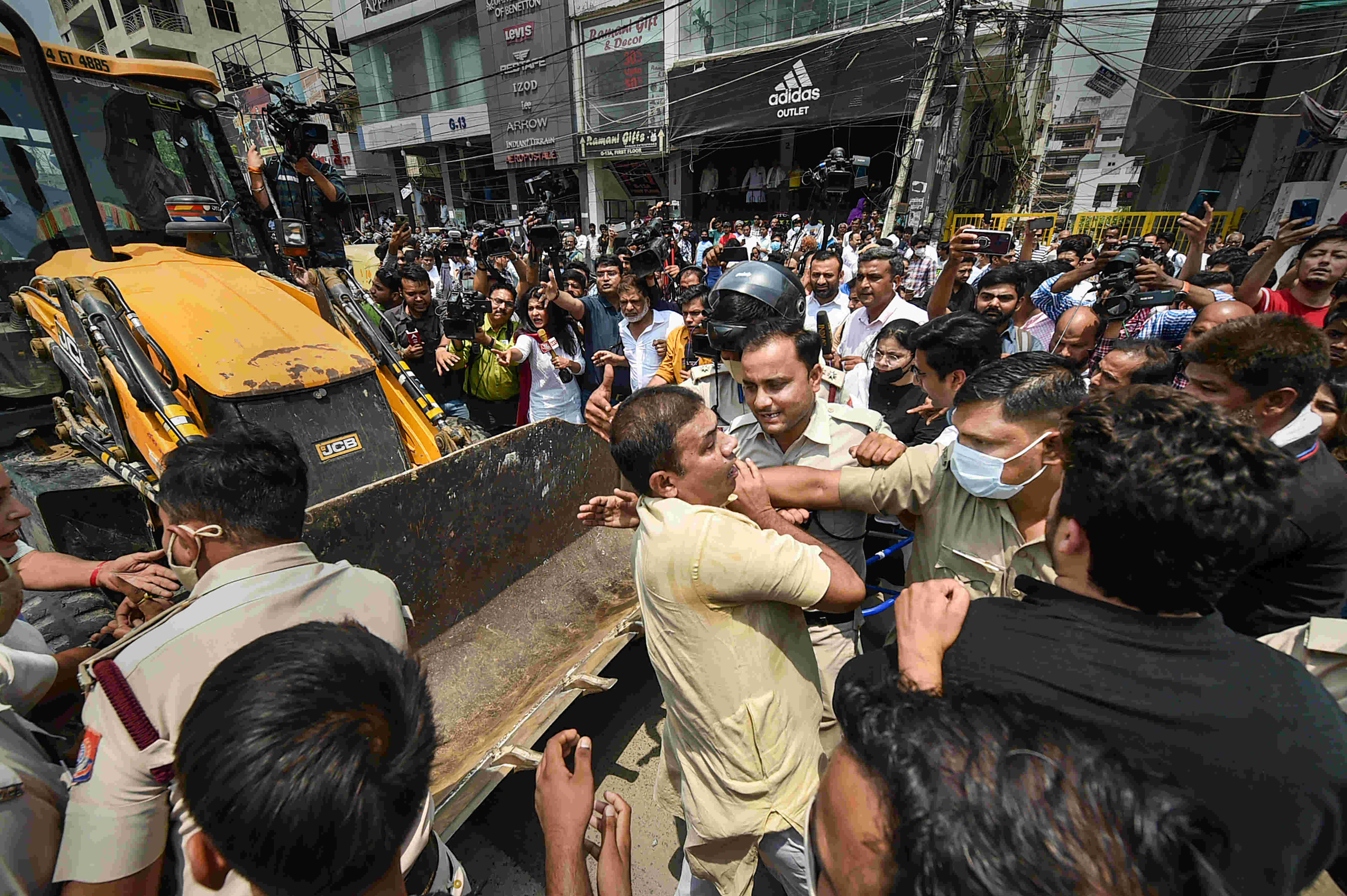 Protests erupt as bulldozers roll into Delhis Shaheen Bagh, return without action Protests erupt as bulldozers roll into Delhis Shaheen Bagh, return without action