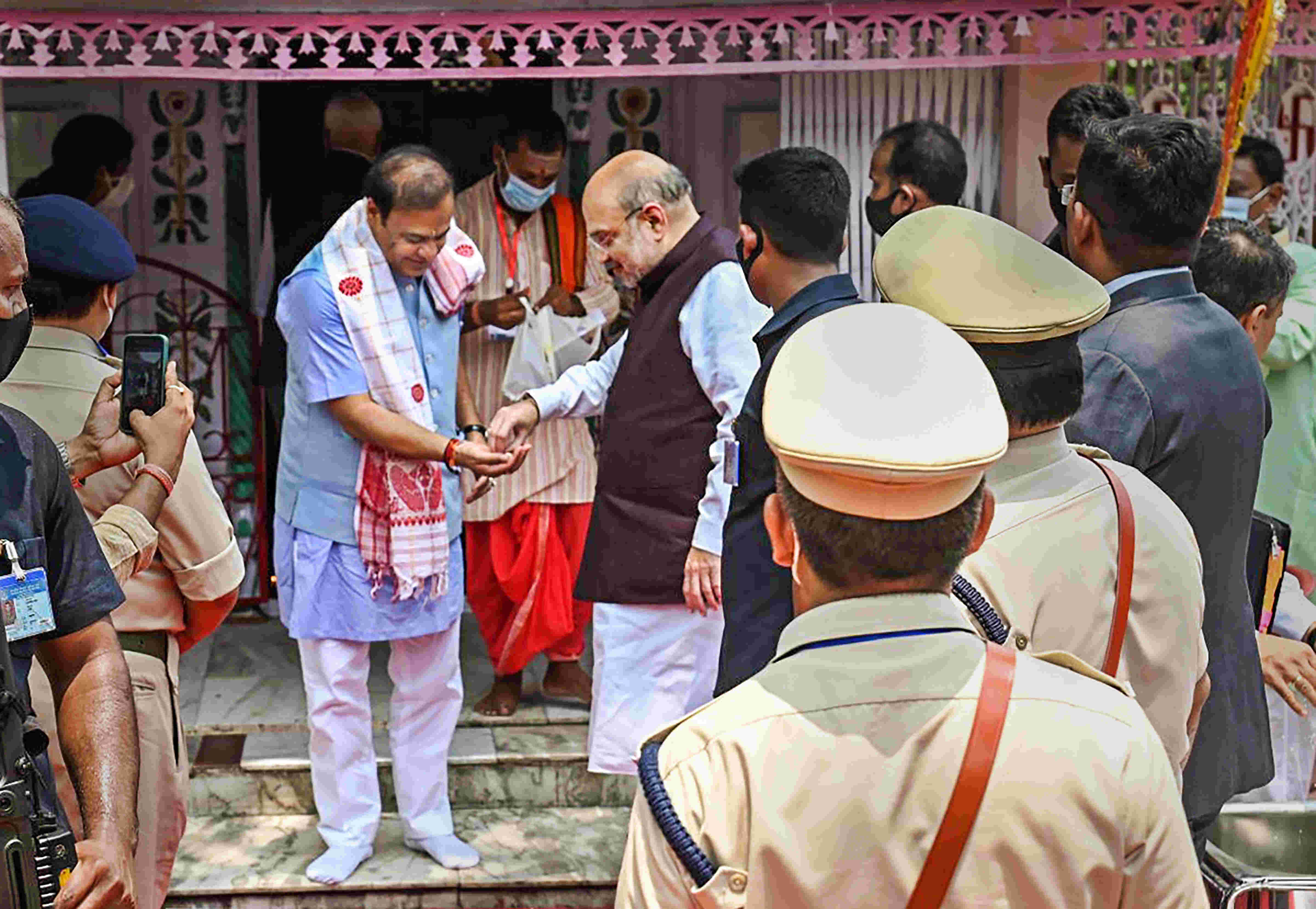 Shah reviews Indo-Bangla border situation in Assam, interacts with locals Shah reviews Indo-Bangla border situation in Assam, interacts with locals