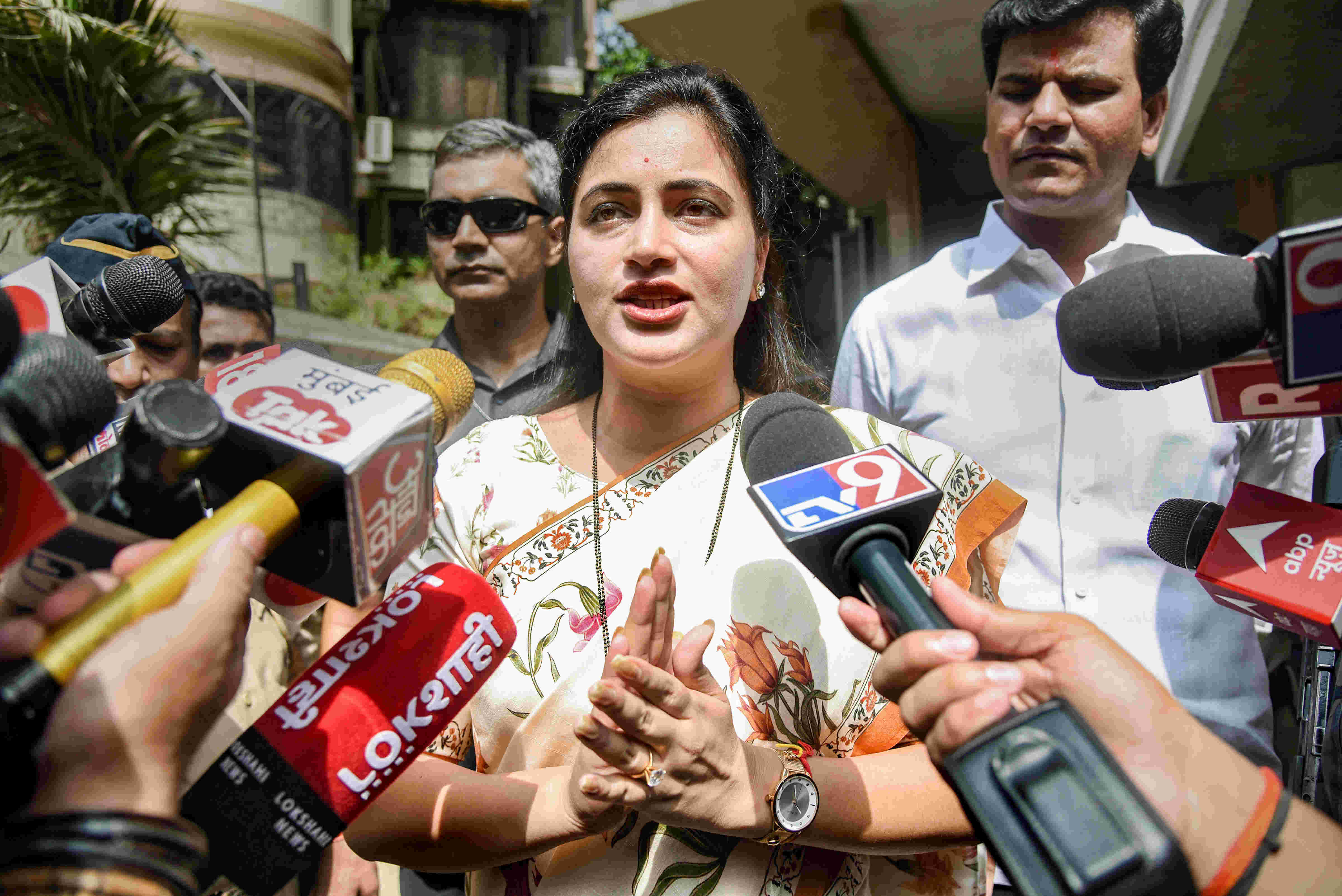 Hanuman Chalisa row: Special court issues notice to Rana couple on Mumbai polices plea seeking cancellation of their bail Hanuman Chalisa row: Special court issues notice to Rana couple on Mumbai polices plea seeking cancellation of their bail