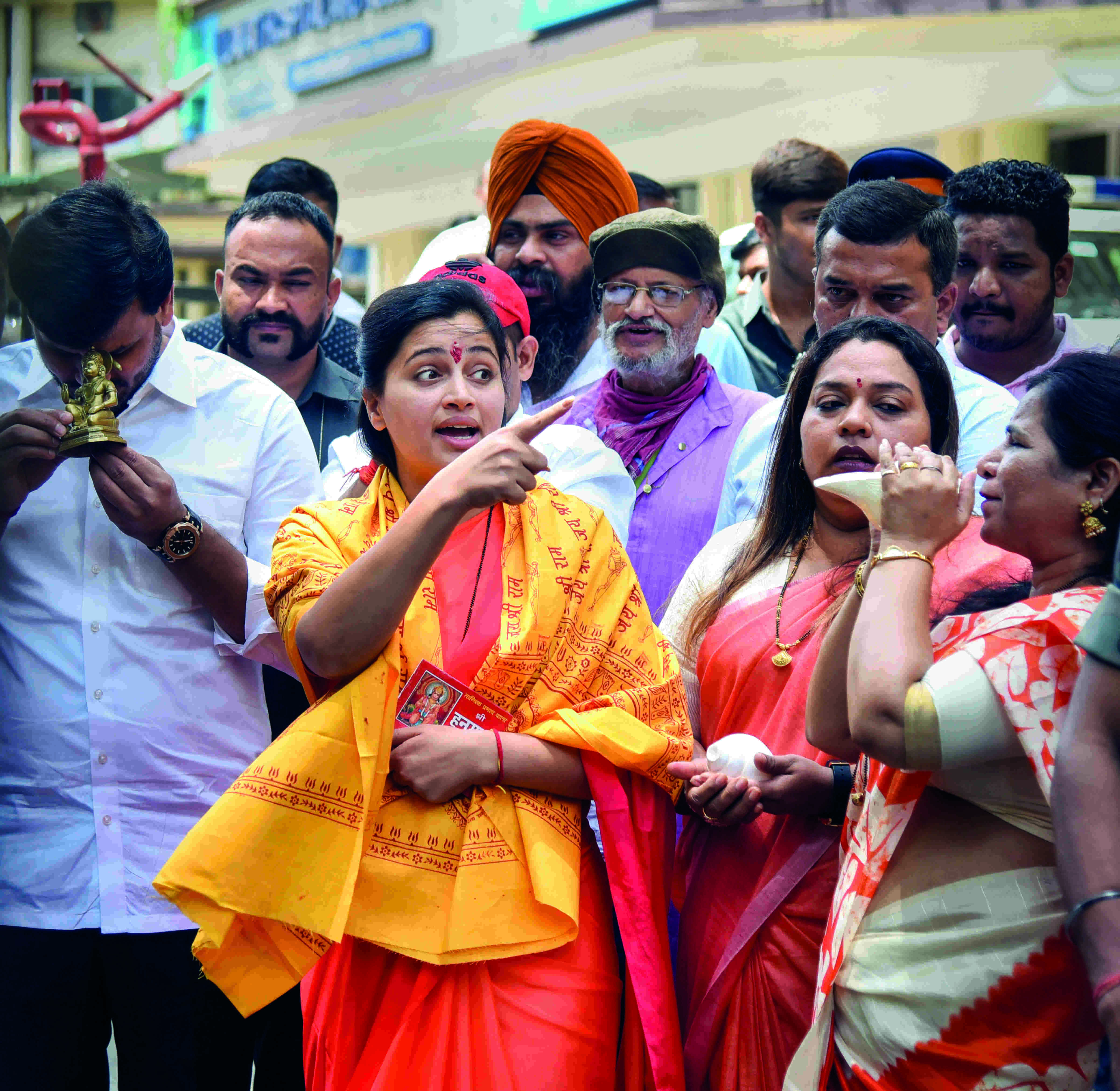 Hanuman Chalisa row: Notice to Rana couple sent