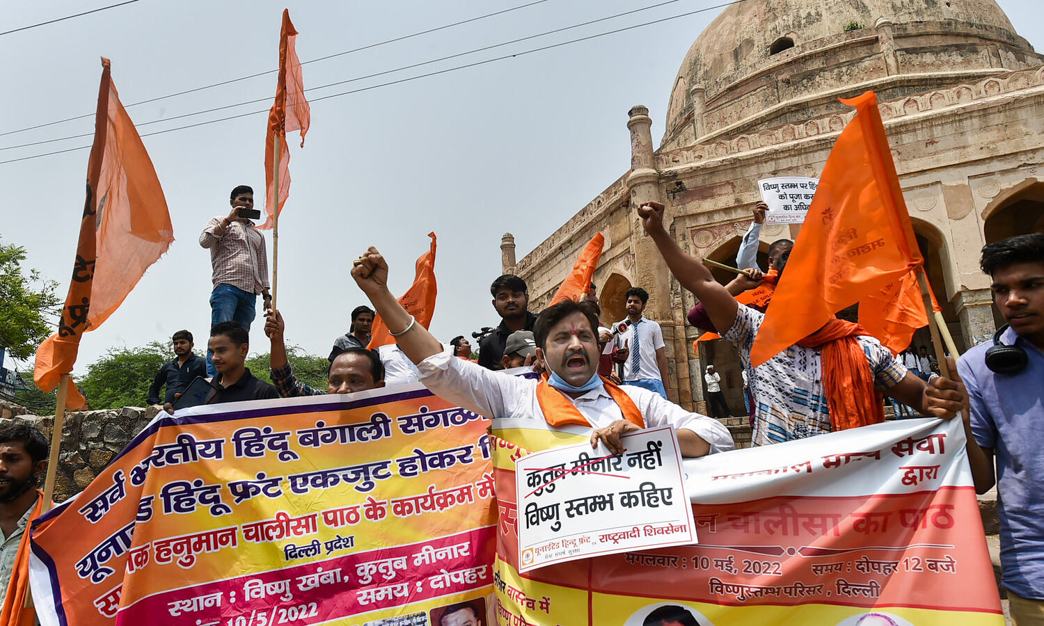 Right-wing group recites Hanuman Chalisa outside Qutub Minar; 30 detained