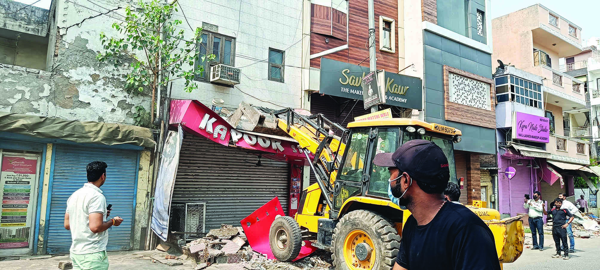 Demolition drive continues in Delhi Demolition drive continues in Delhi