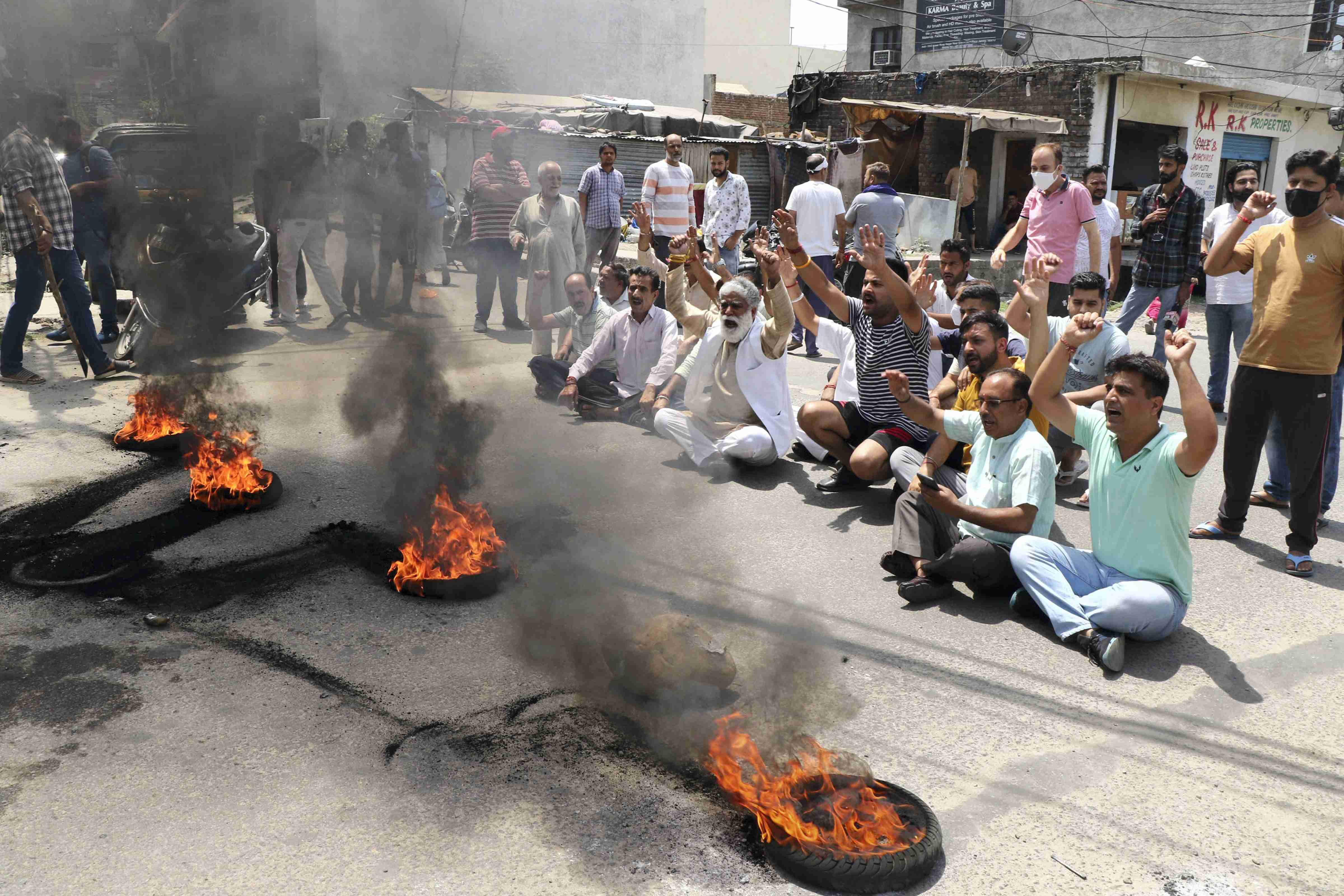 Police use batons, tear gas to quell protest over killing of Kashmiri Pandit employee at govt office Police use batons, tear gas to quell protest over killing of Kashmiri Pandit employee at govt office