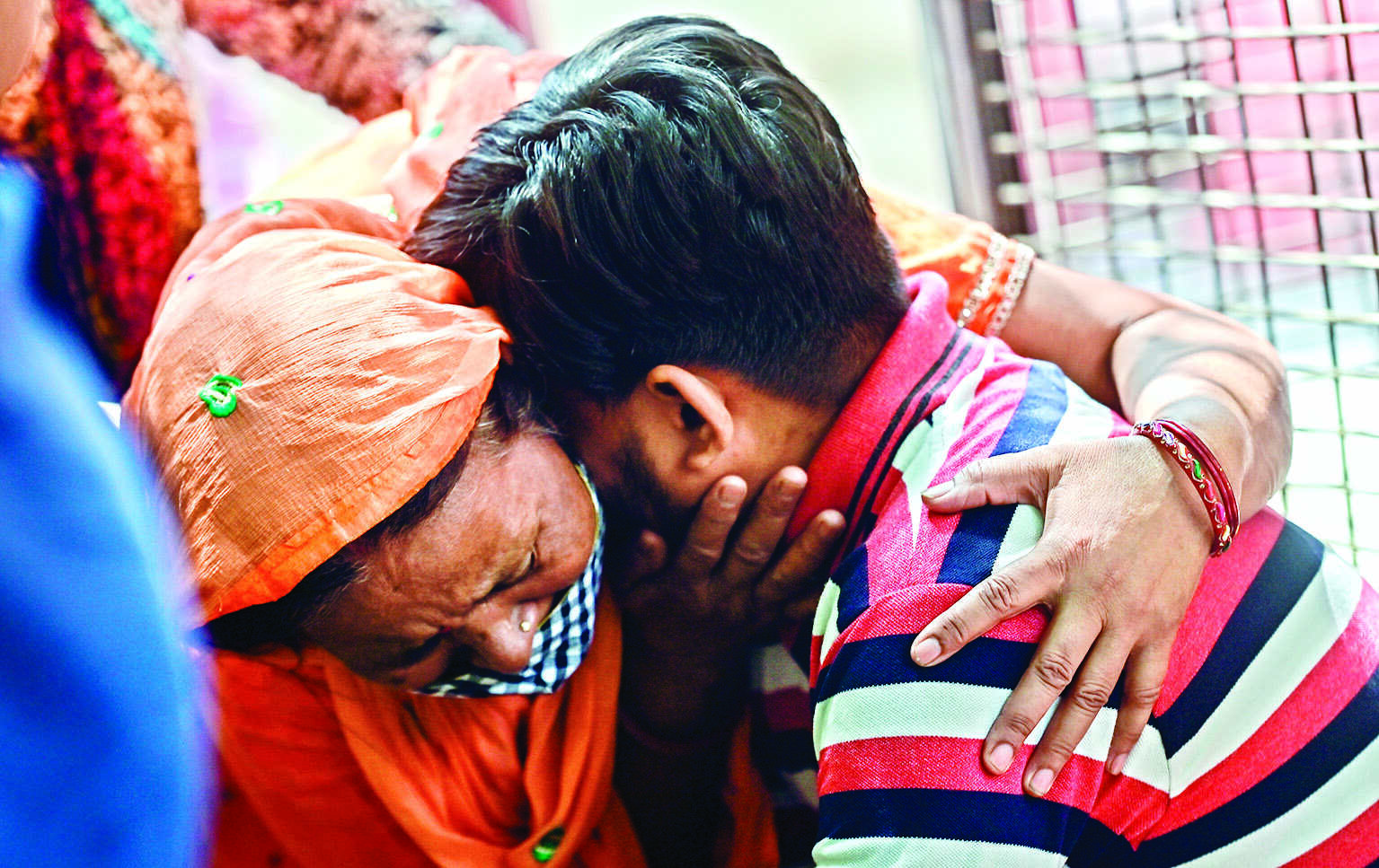 Kin of victims throng hosp in pain & grief