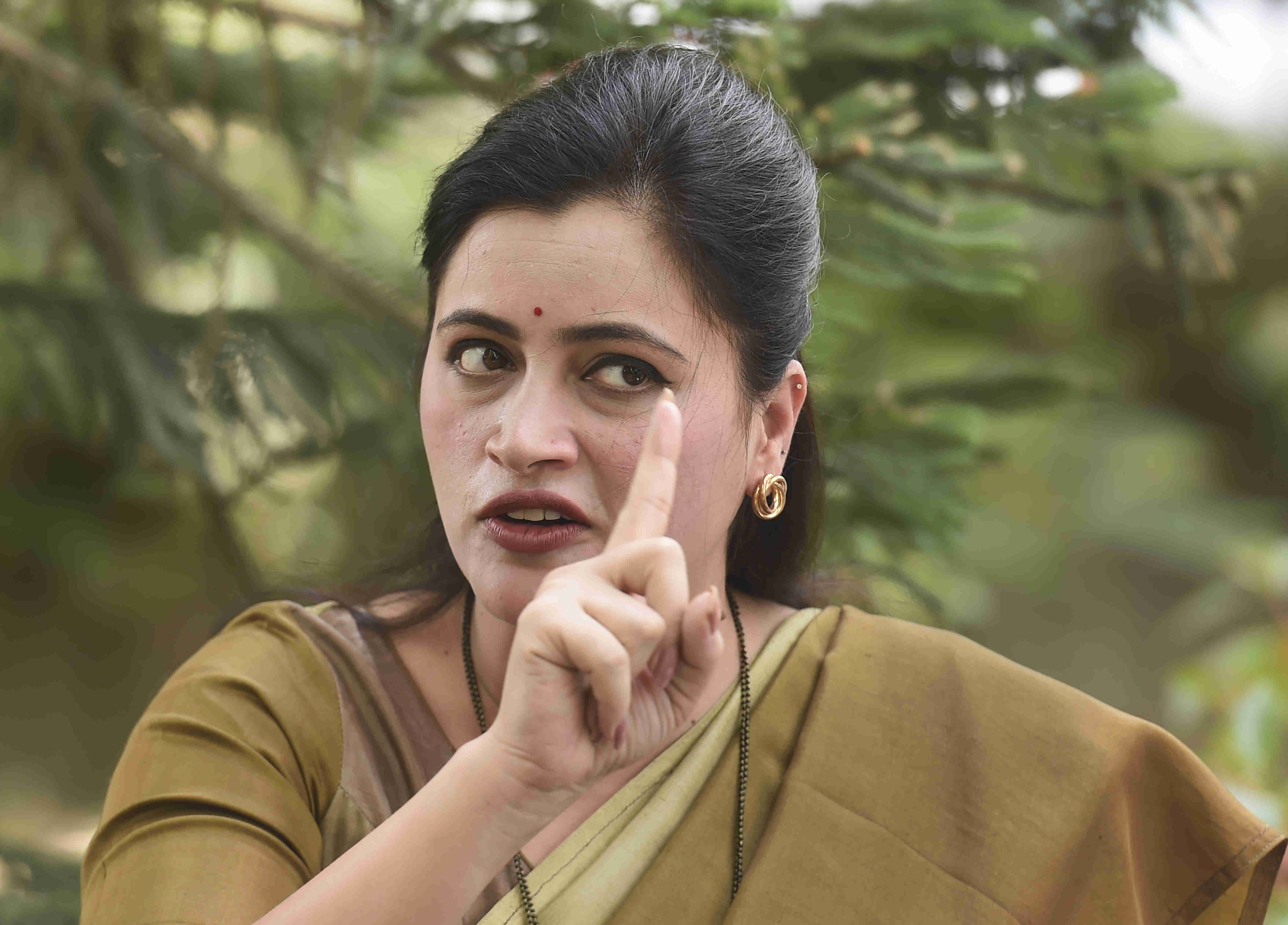 Shiv Sena abandoned Hindutva, acting on directions from 10 Janpath: Navneet Rana Shiv Sena abandoned Hindutva, acting on directions from 10 Janpath: Navneet Rana