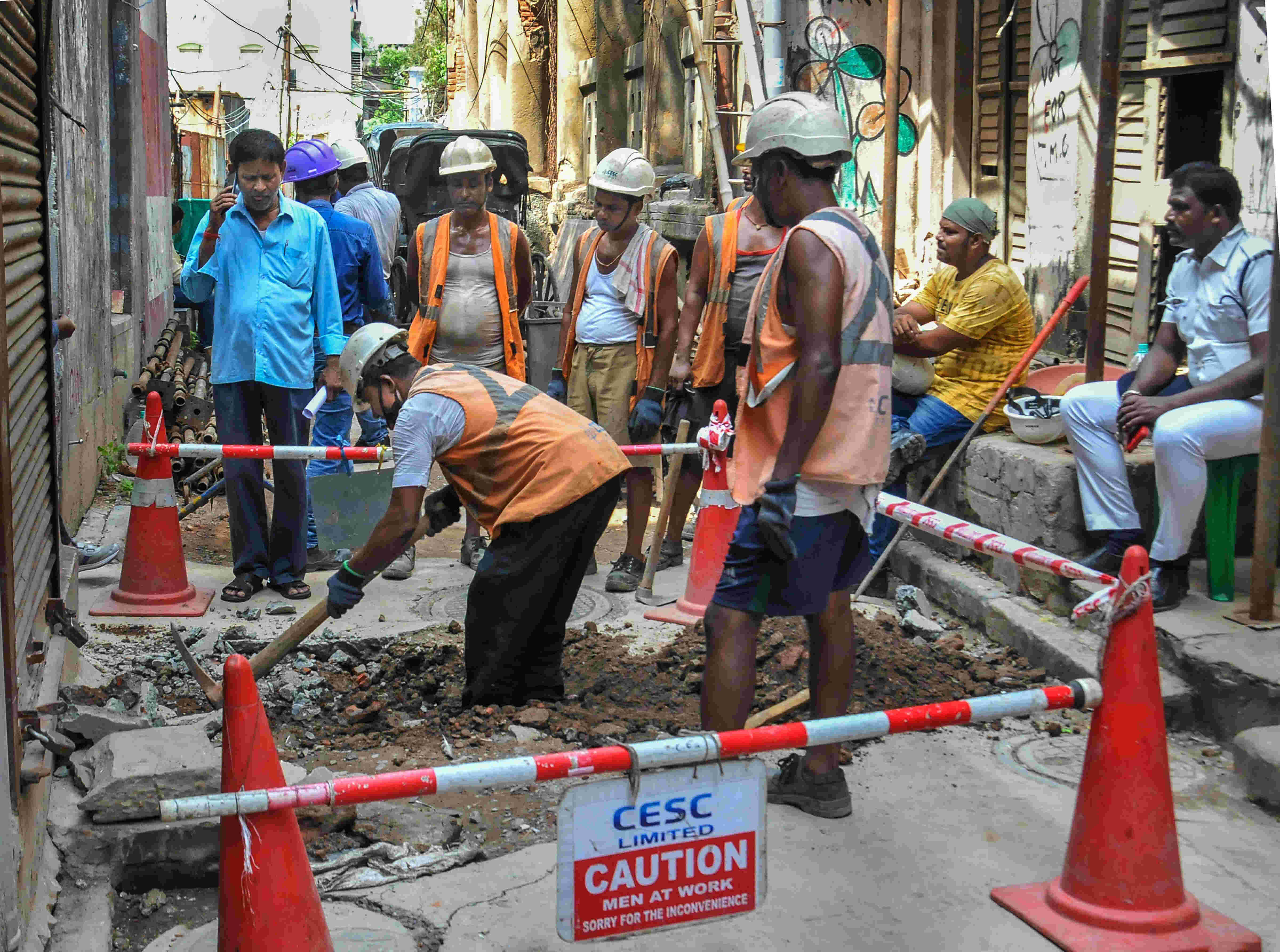 Goldsmiths of Kolkatas Bowbazar in quandary as shops shut after Metro work damages buildings