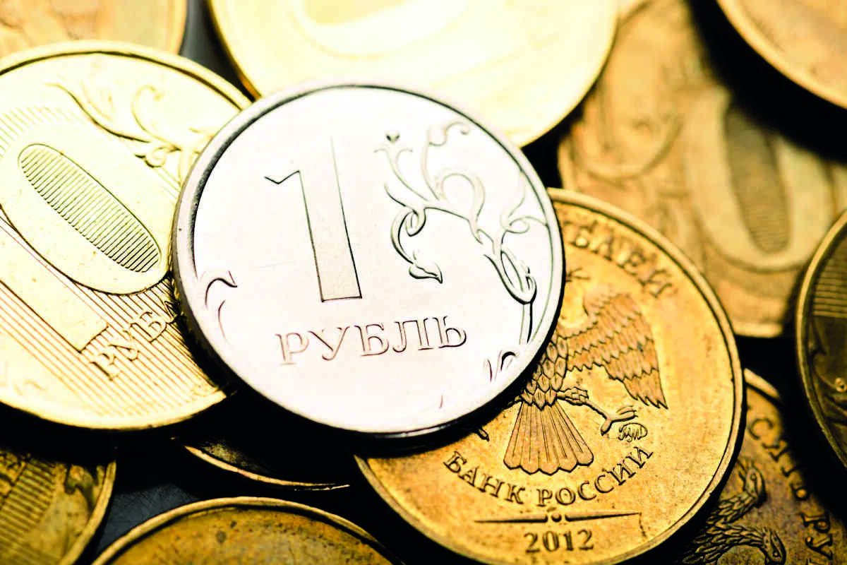 Rouble hovers near five-year highs vs euro Rouble hovers near five-year highs vs euro