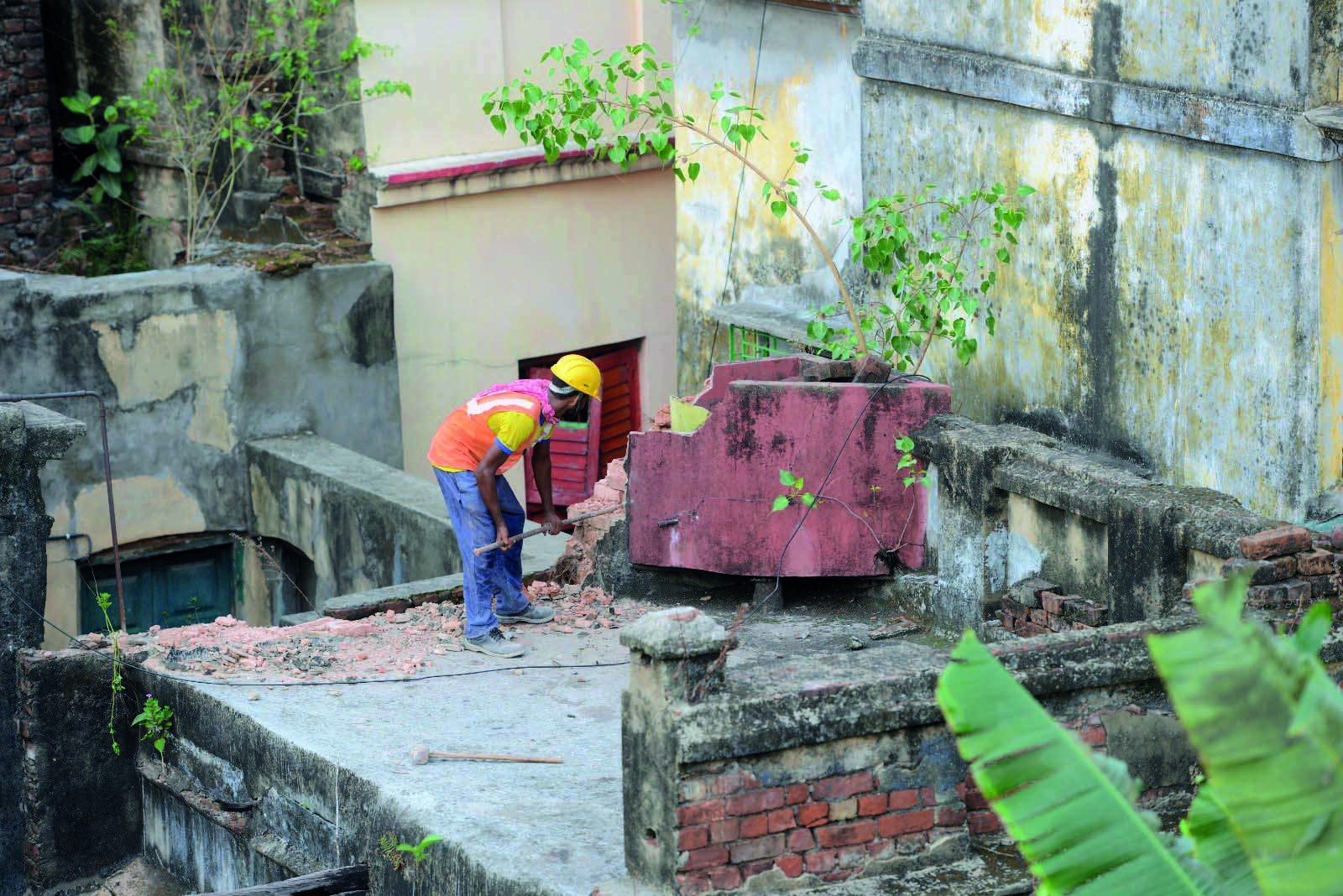 KMC starts demolishing fragile portions of houses in Durga Pituri Lane